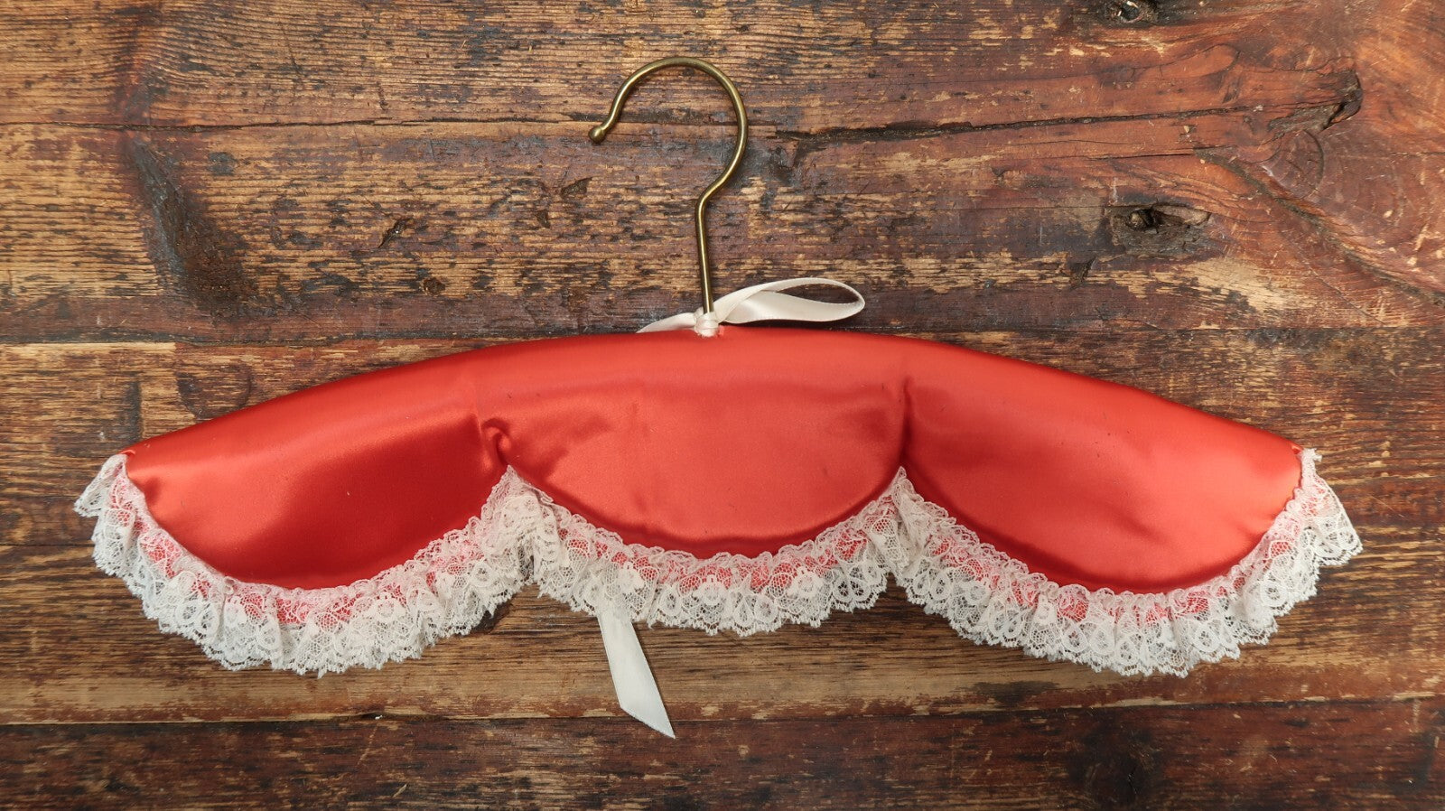 Set of 4 Vintage Red Satin Padded Hangers With Ruffled Lace (B)