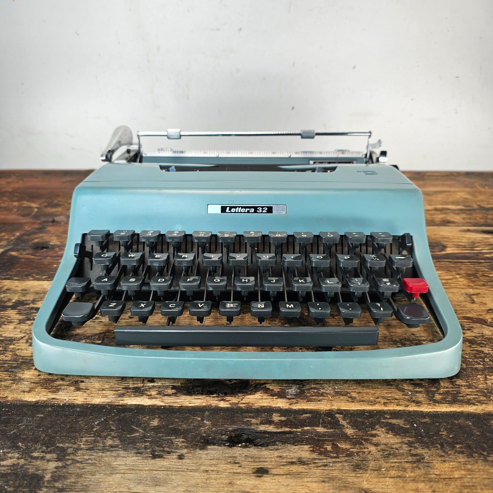 1964 Olivetti Underwood Lettera 32 Typewriter w/ Case