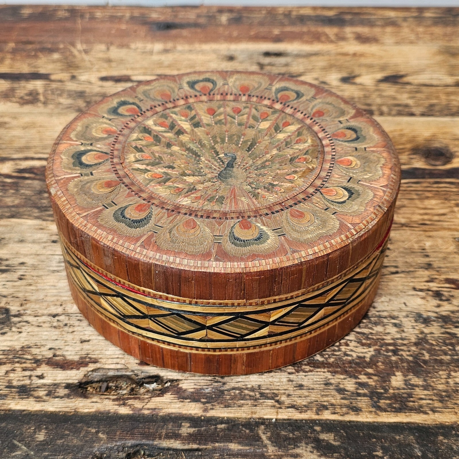 Circular Wood Straw Marquetry Trinket Box with Peacock Feather Pattern 7.5" Diam
