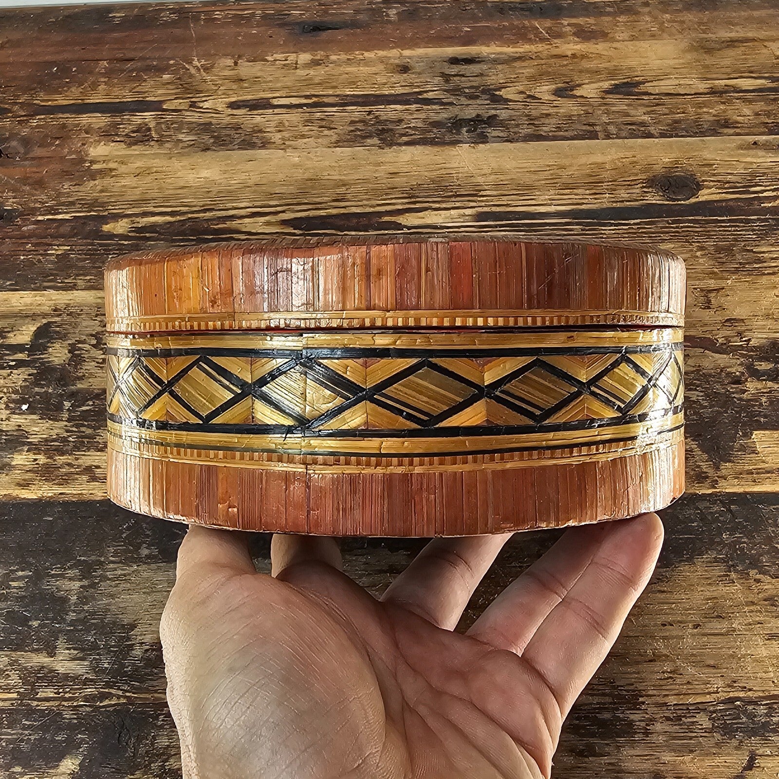 Circular Wood Straw Marquetry Trinket Box with Peacock Feather Pattern 7.5" Diam