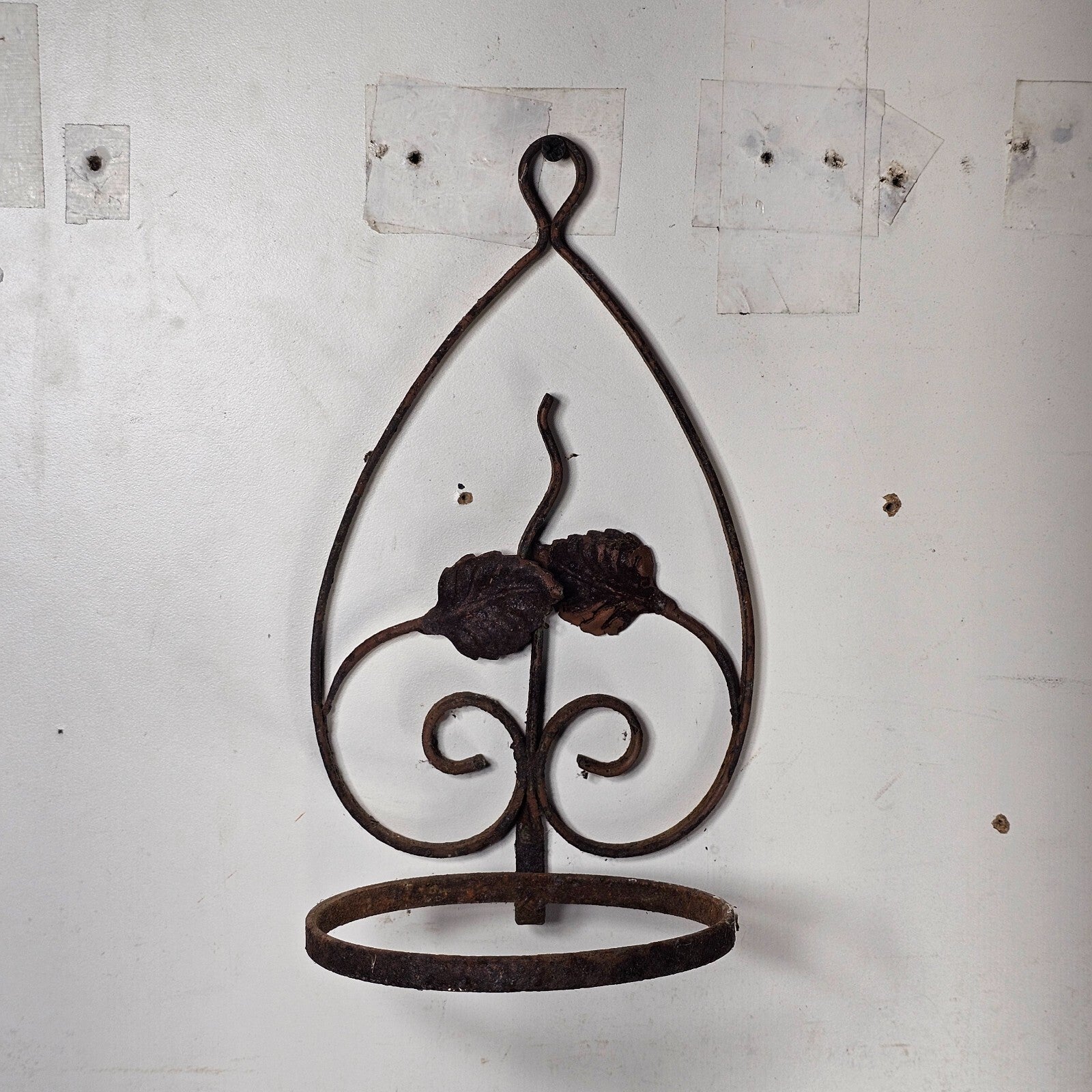 Single Pot Scroll Metal Wall Planter Rusty 10"H