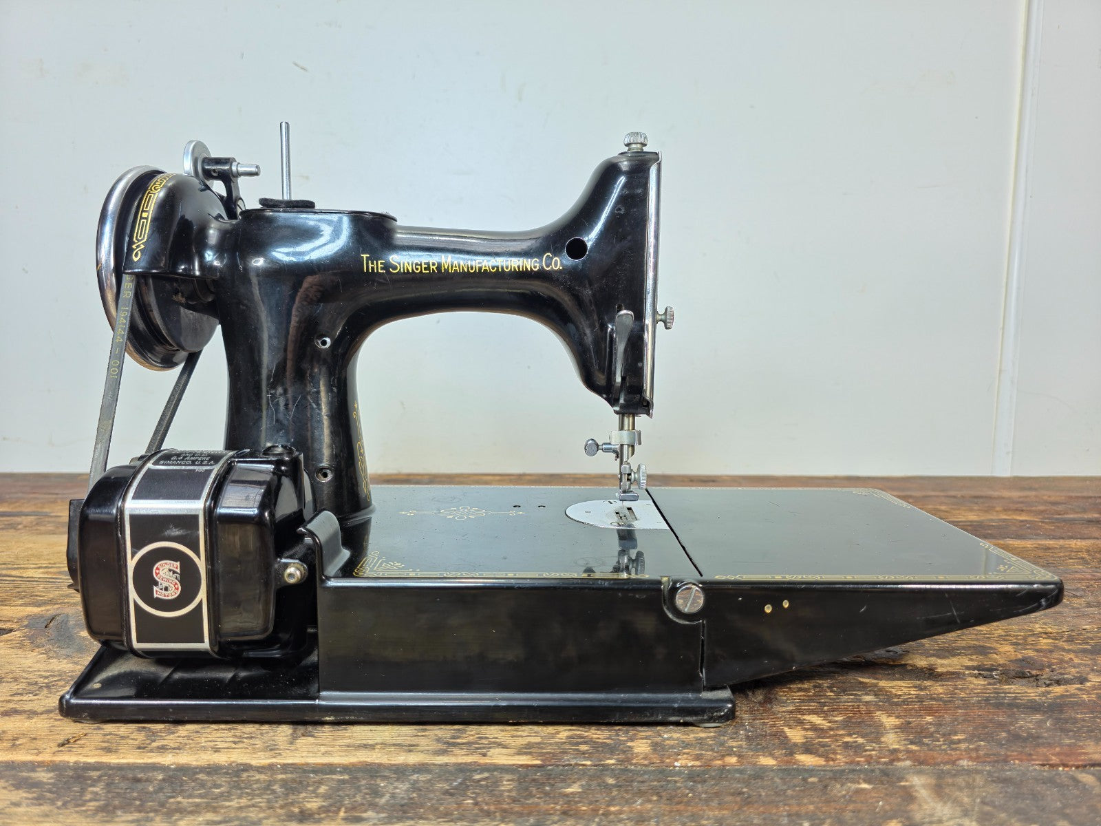 1937 Singer 221 Featherweight AE422265 – Early Scroll Faceplate — Motor Tested