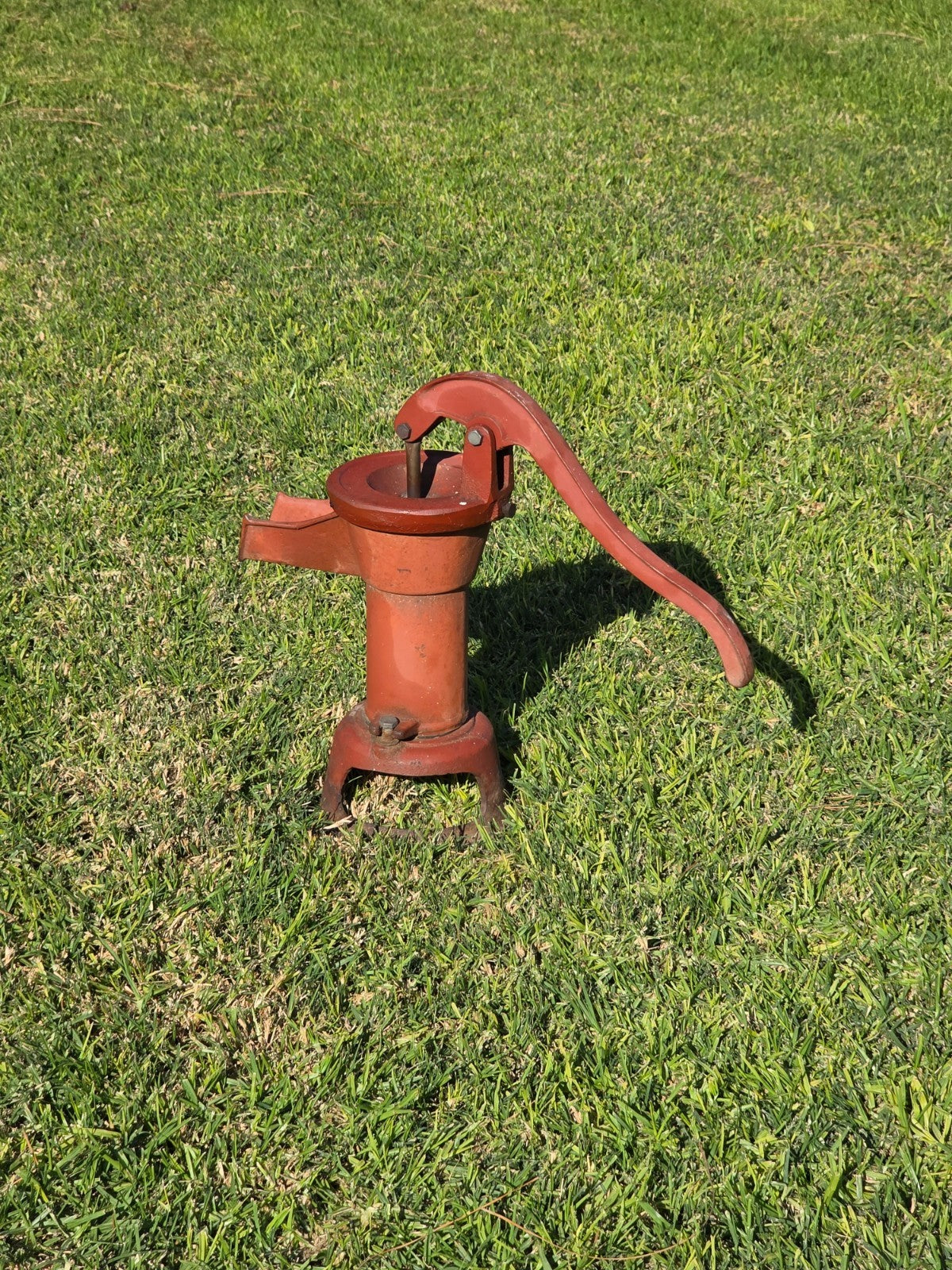 Vintage-Style Cast Iron Hand Water Pump – Decorative, Not Functional