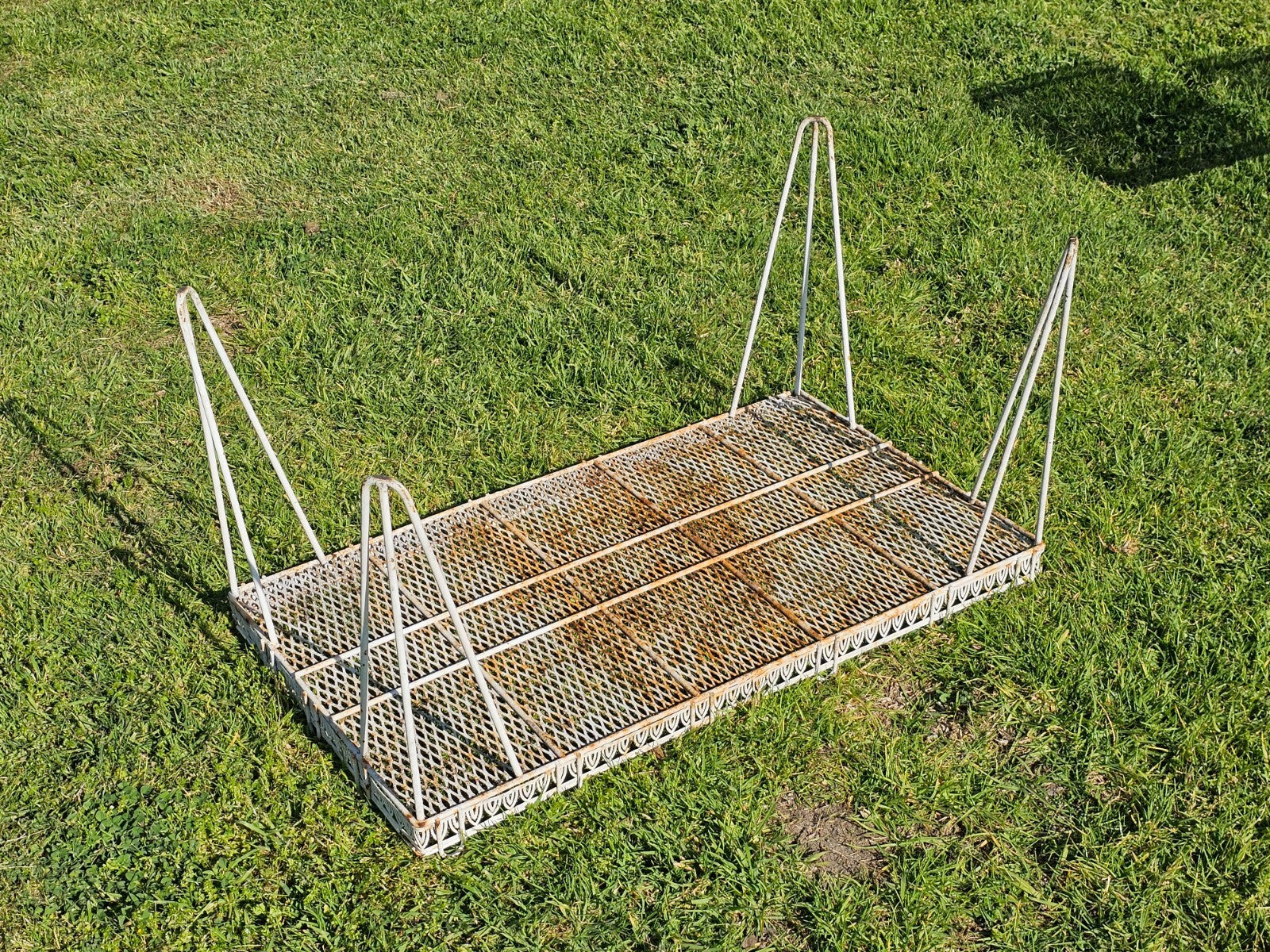 Mid-Century White Gothic Arch Metal Patio Table/Plant Stand Set - Hairpin Legs