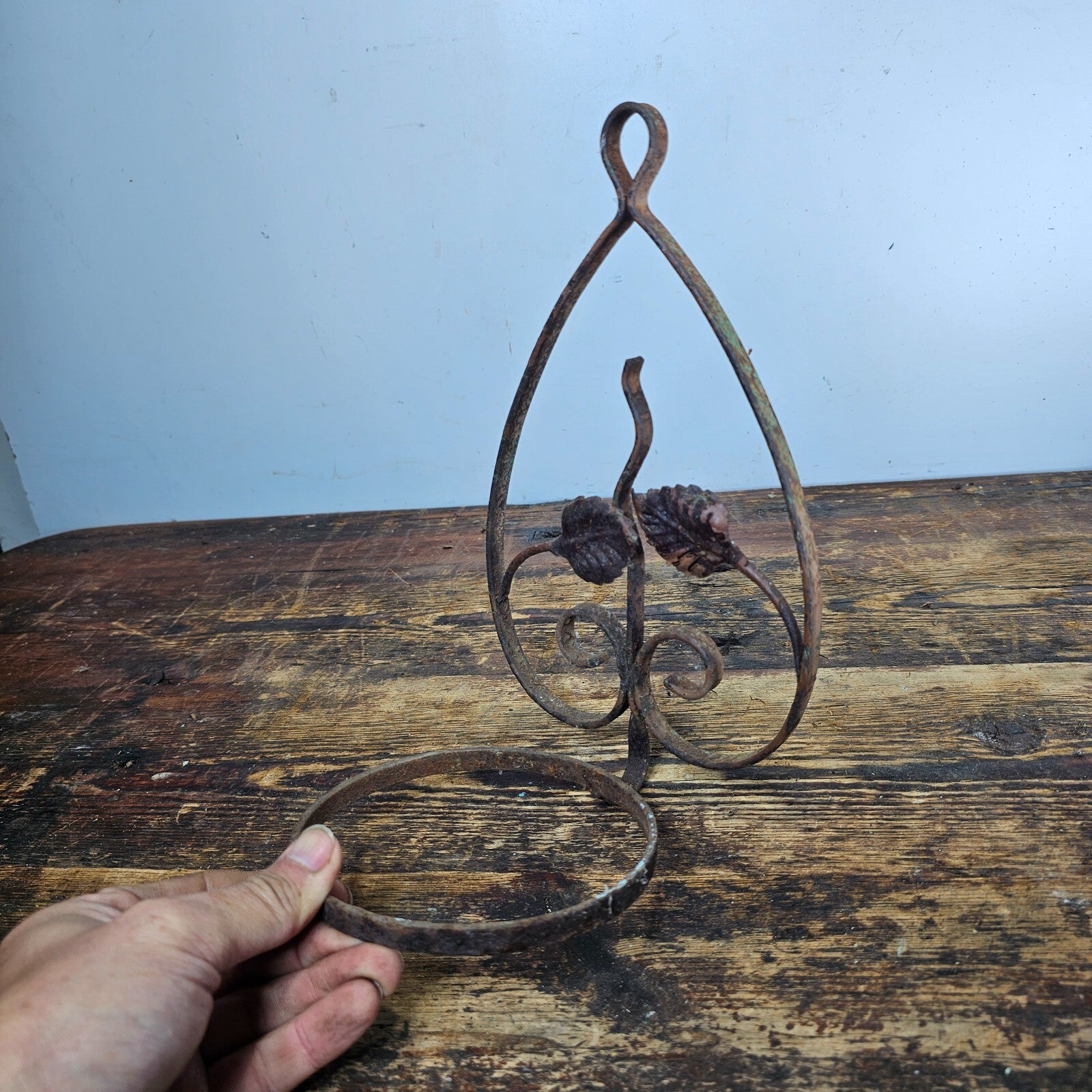 Single Pot Scroll Metal Wall Planter Rusty 10"H