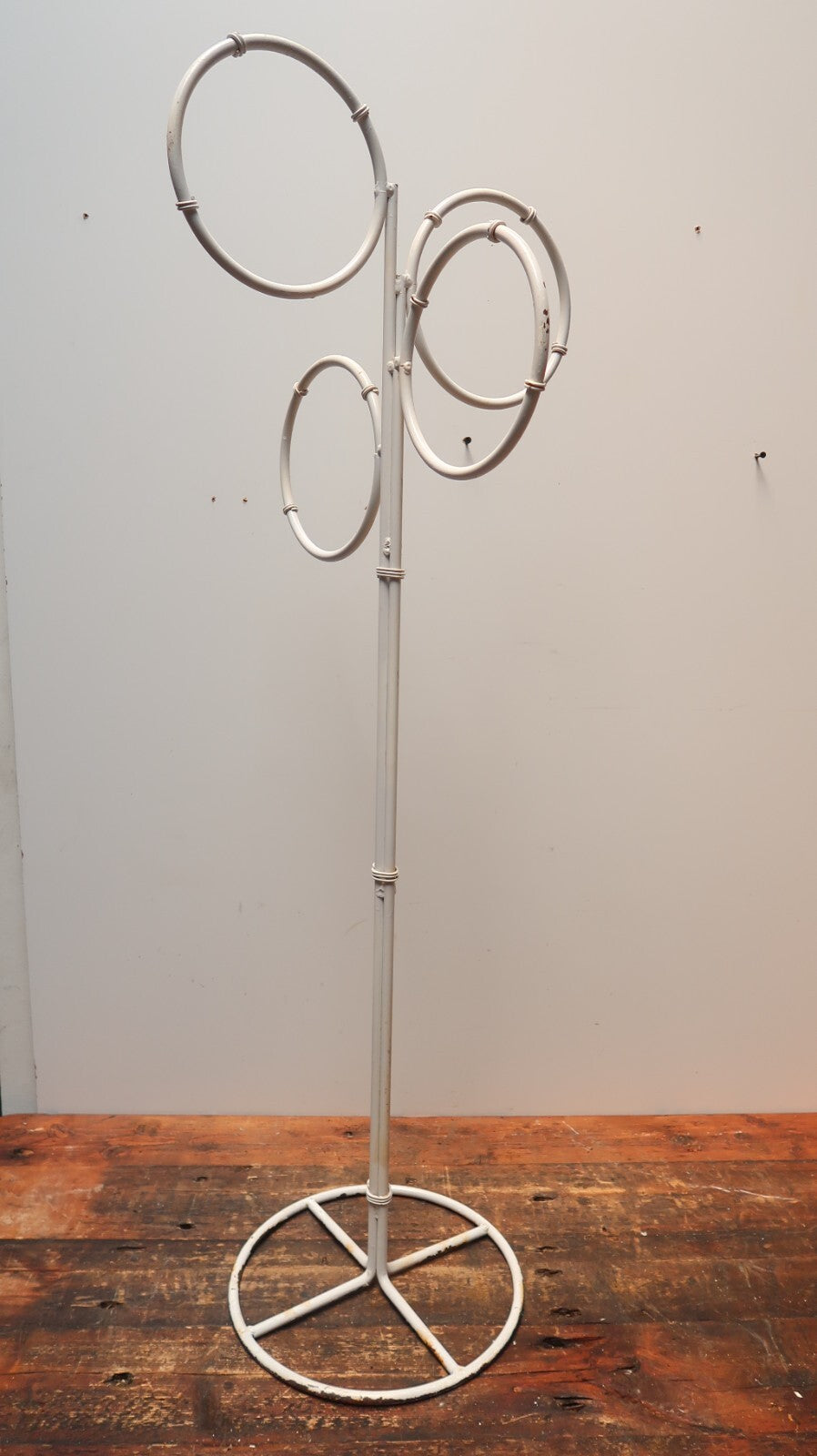 Vintage 4 Ring Towel Stand Shabby Chic White Made of Steel H48.5"