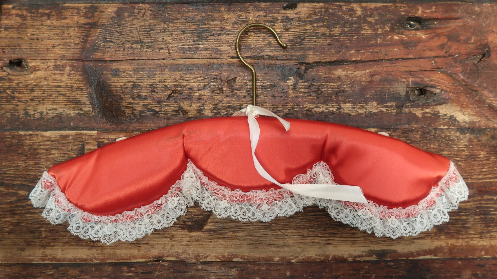 Set of 4 Vintage Red Satin Padded Hangers With Ruffled Lace (A)