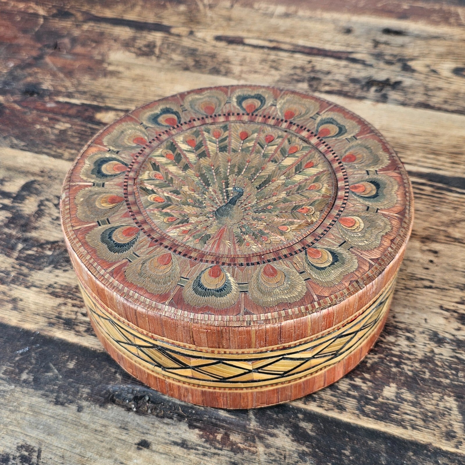 Circular Wood Straw Marquetry Trinket Box with Peacock Feather Pattern 7.5" Diam
