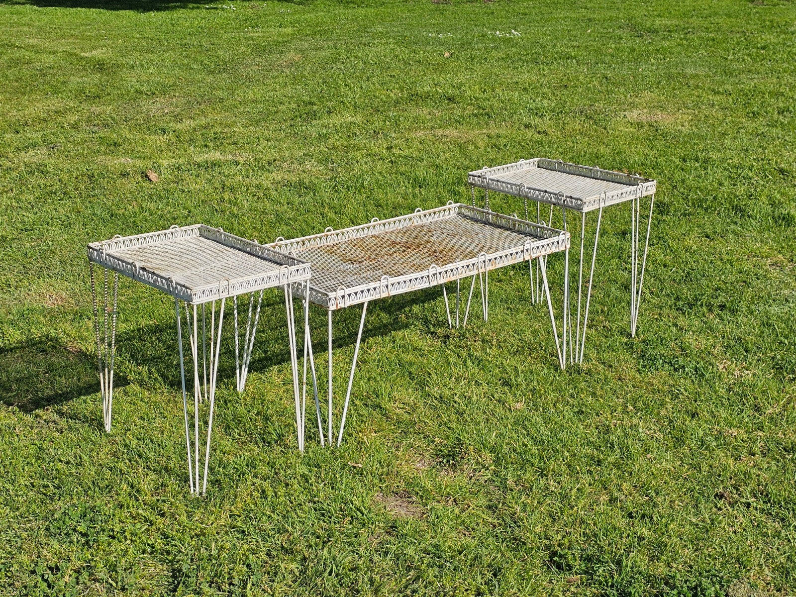 Mid-Century White Gothic Arch Metal Patio Table/Plant Stand Set - Hairpin Legs