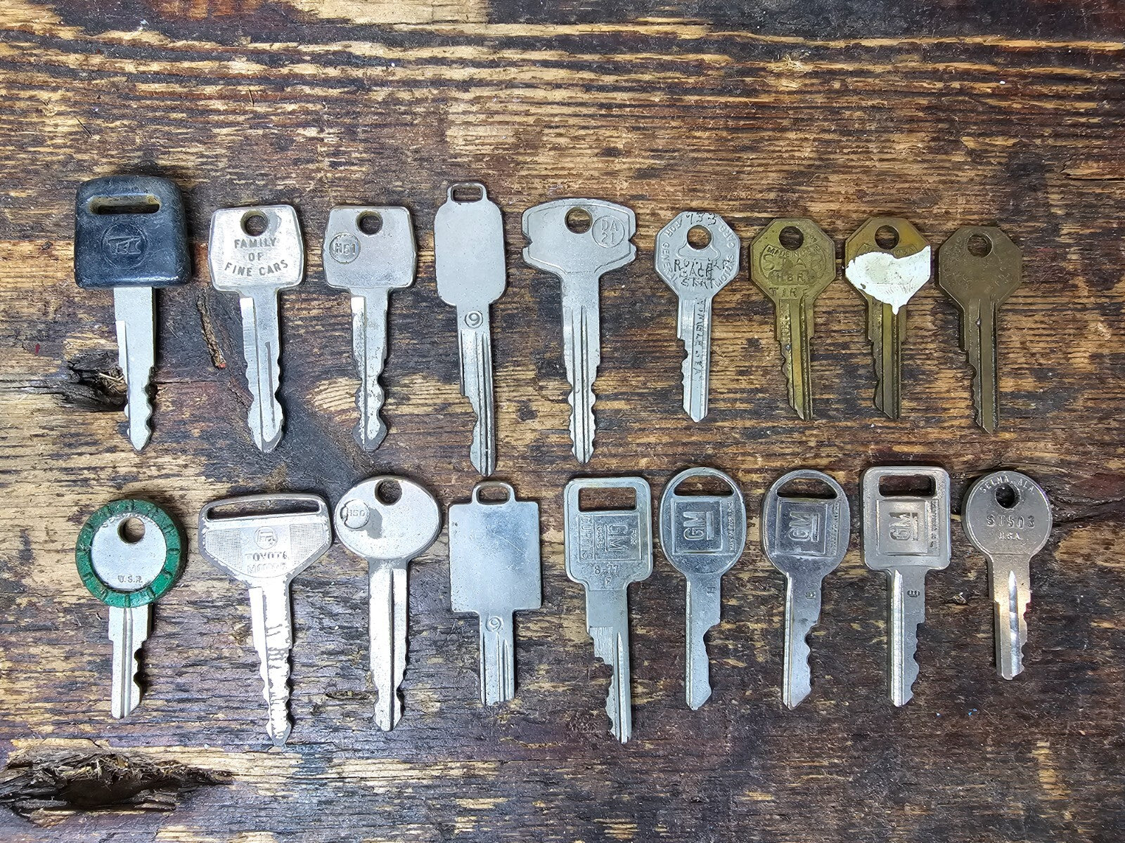 Lot of 17 Vintage Auto Keys Toyota Honda GM Datsun Ford Gas
