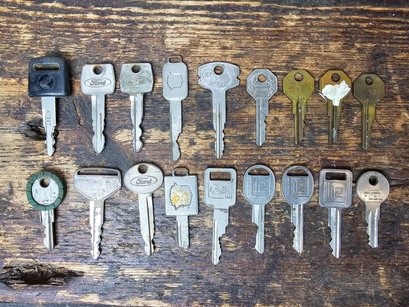 Lot of 17 Vintage Auto Keys Toyota Honda GM Datsun Ford Gas