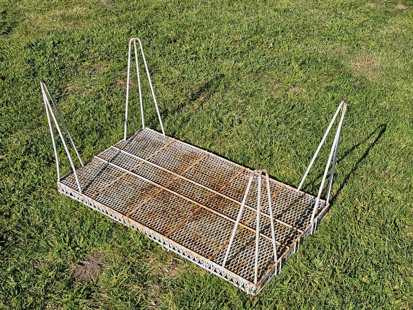 Mid-Century White Gothic Arch Metal Patio Table/Plant Stand Set - Hairpin Legs