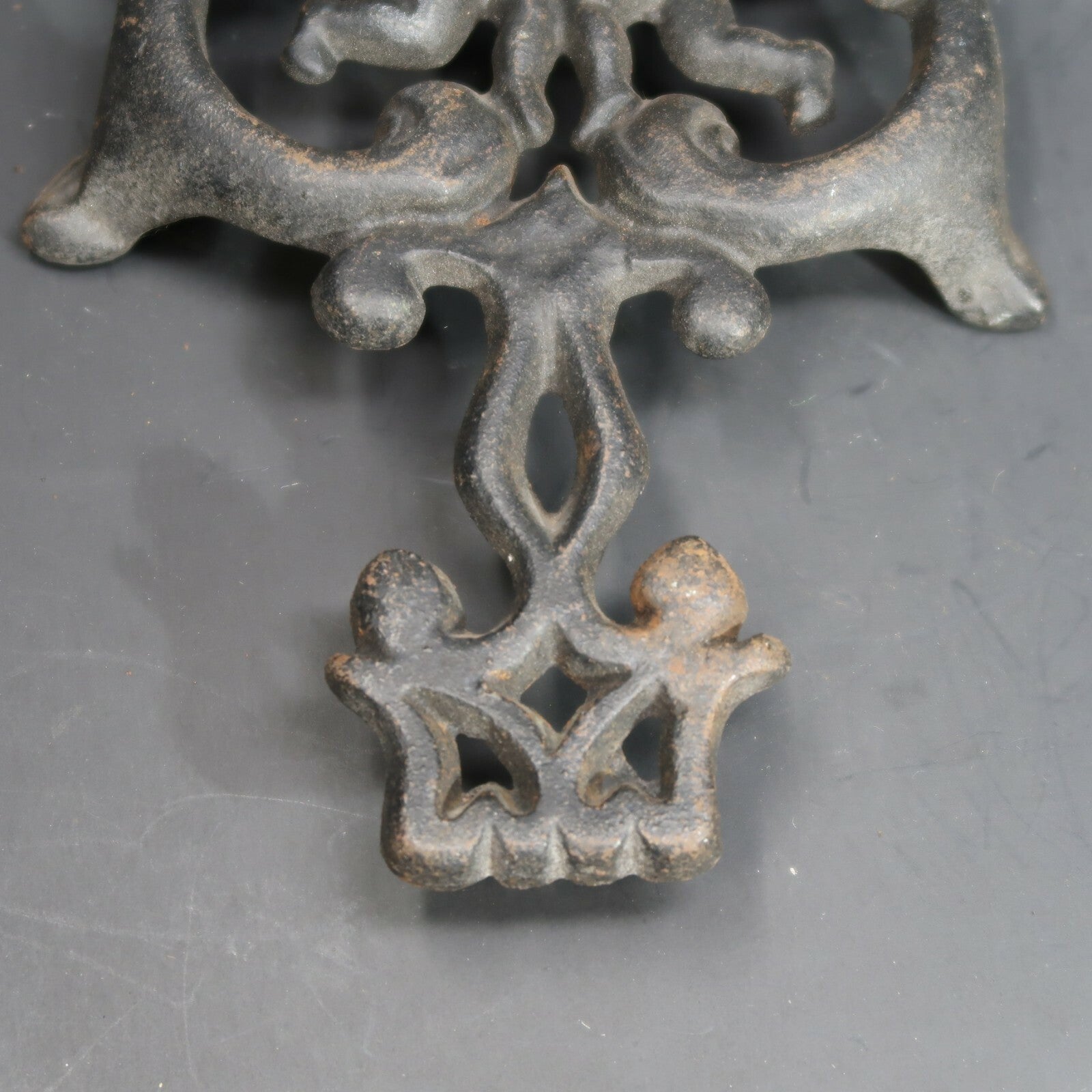Vintage Wilton Cast Iron Trivet 2 Cherubs 4 Footed L 7.5" x W 4"