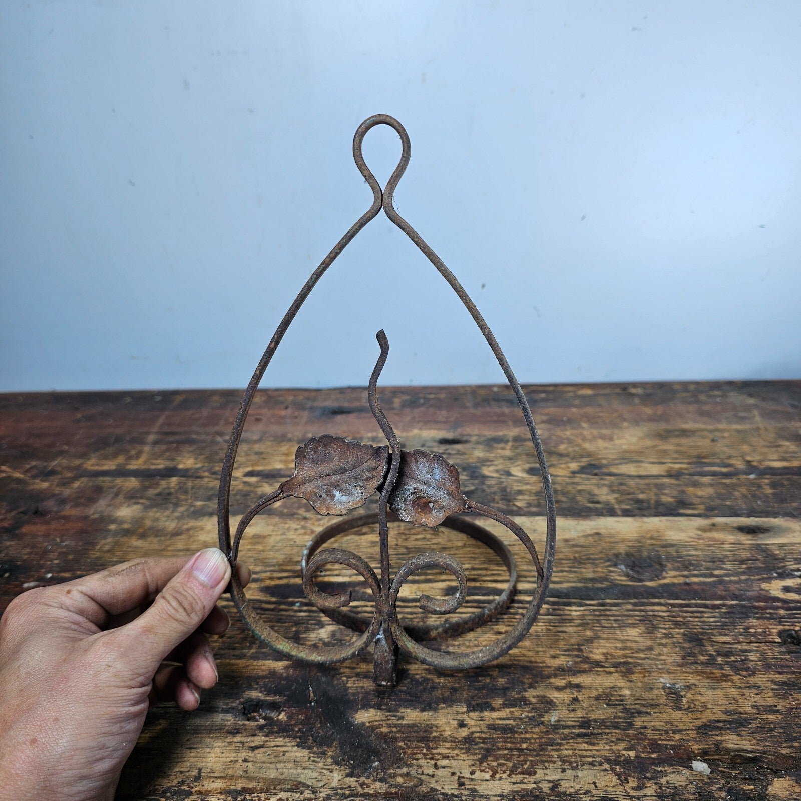 Single Pot Scroll Metal Wall Planter Rusty 10"H
