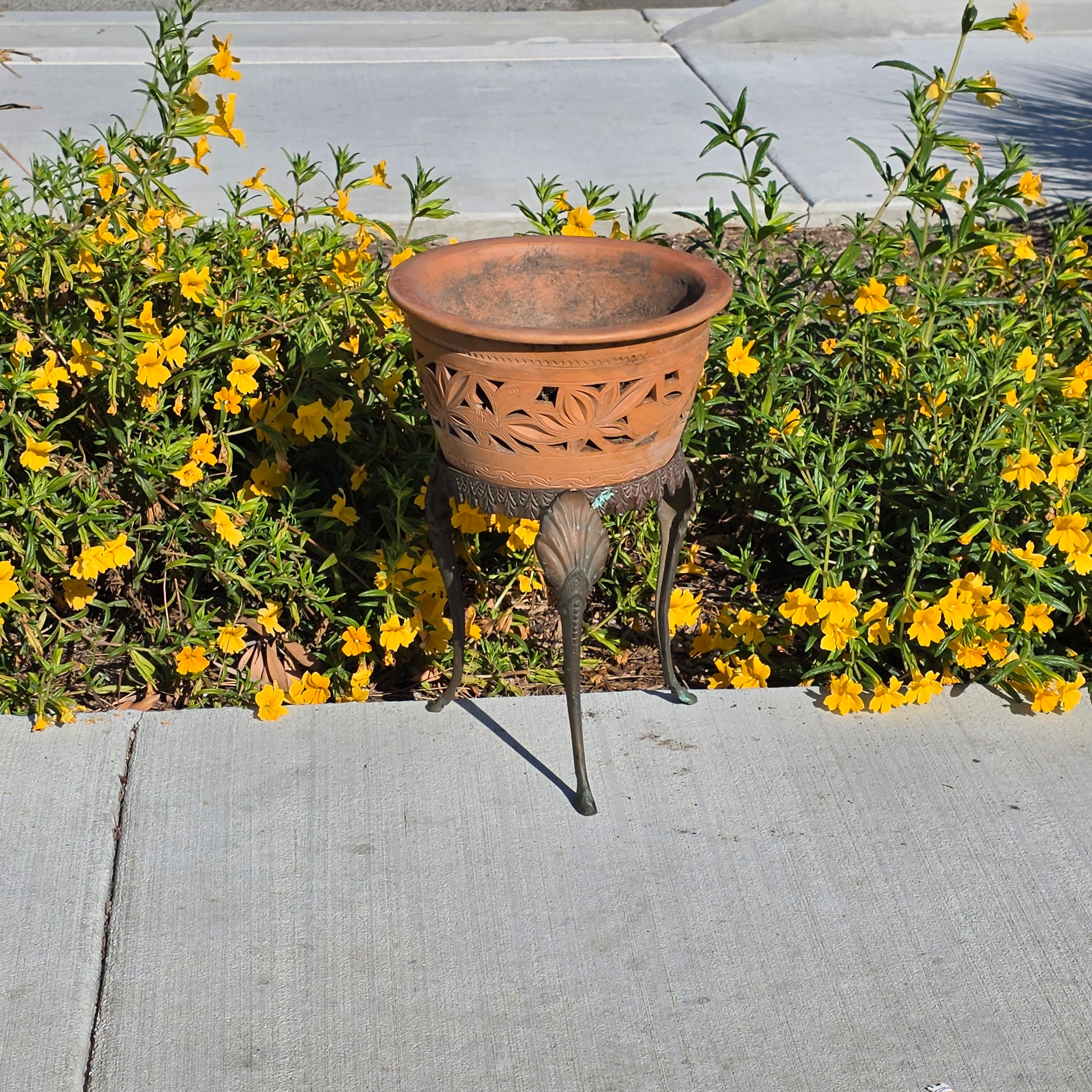 Antique Art Nouveau Brass Plant Stand Tripod Fern Pot Holder Scalloped Edge 10"