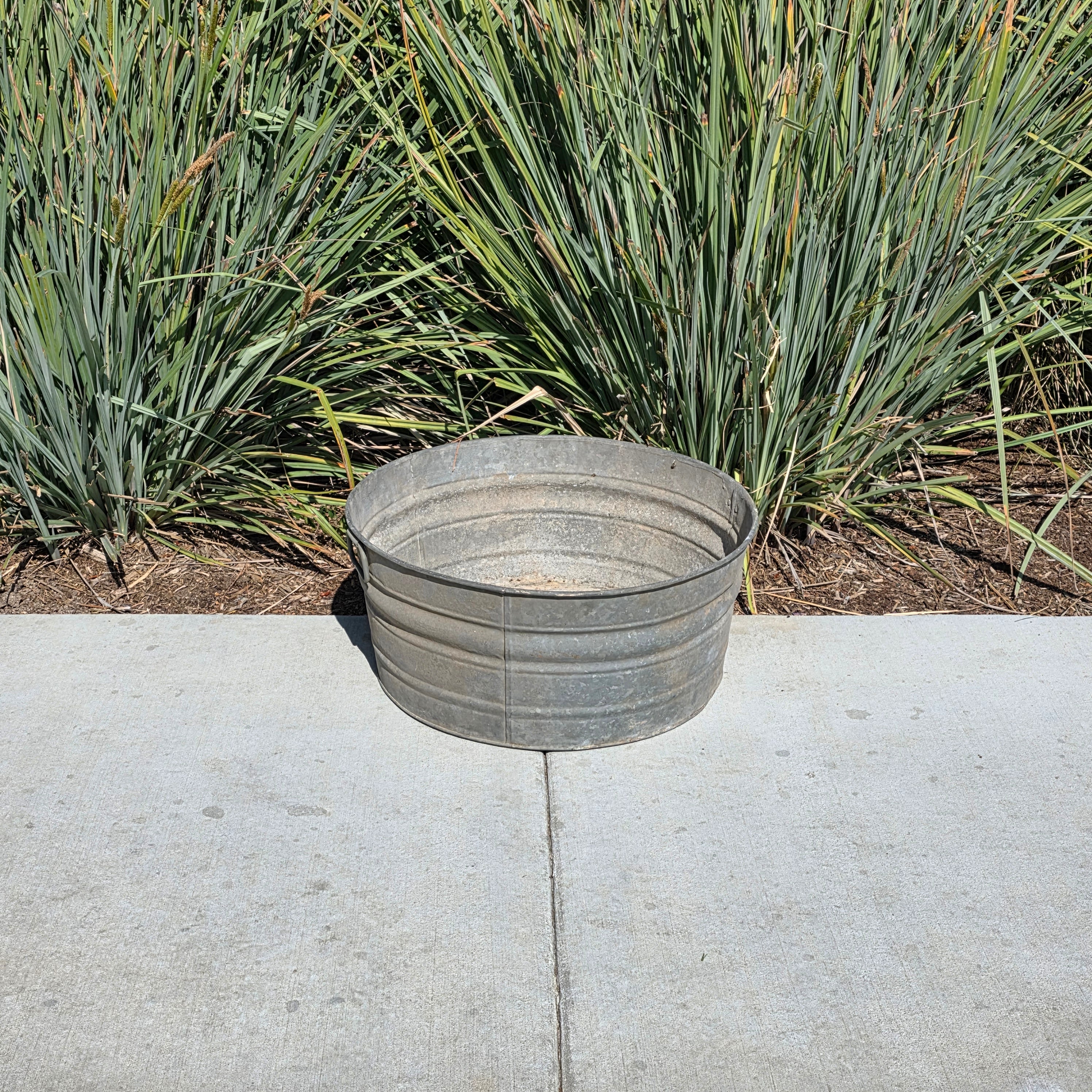 Vintage Large Galvanized Metal Wash Tub 24" Round Planter Rustic Garden Ice Buck