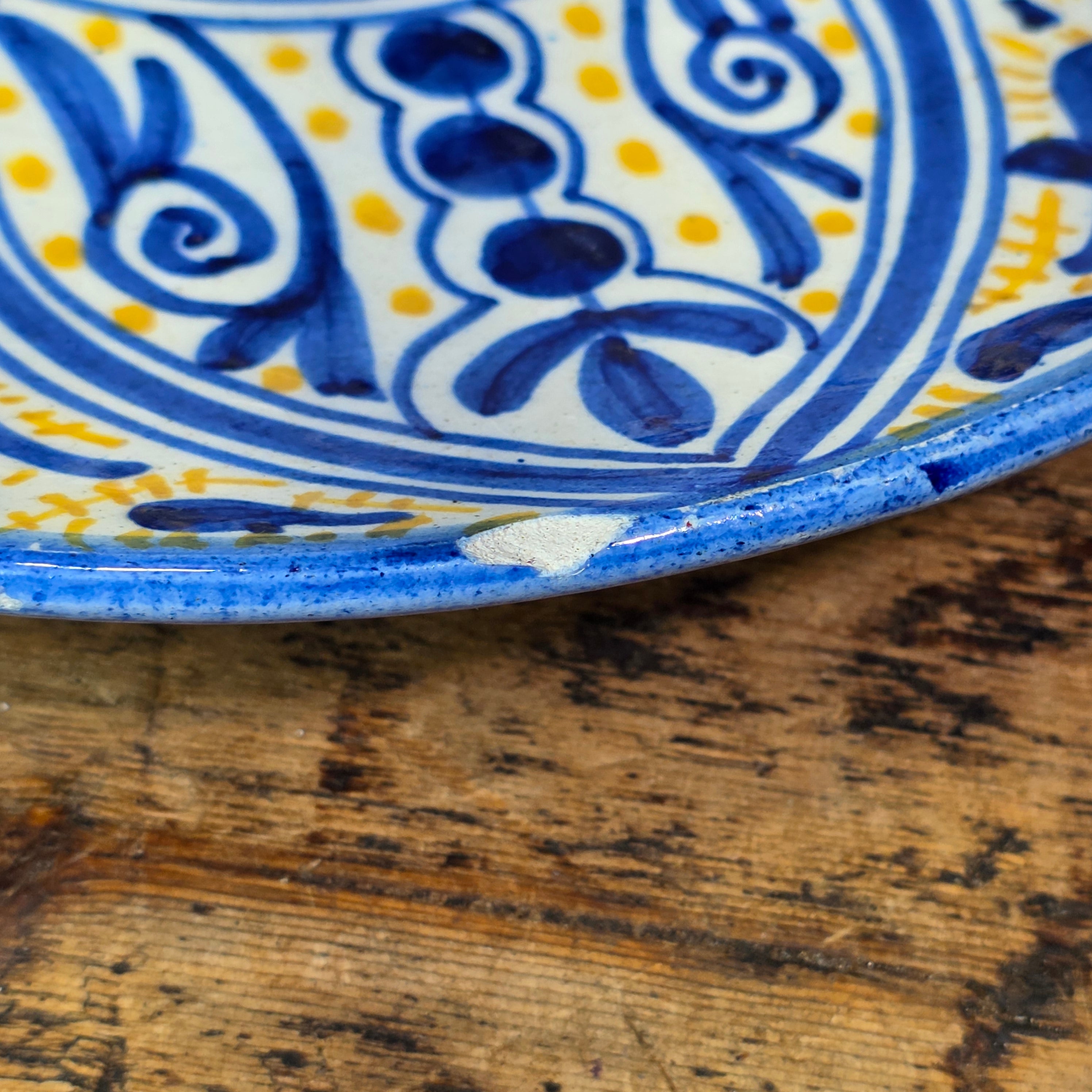 Vintage Spanish Majolica Ceramic Wall Plate Blue Yellow Sicily Coat of Arms 10.5"