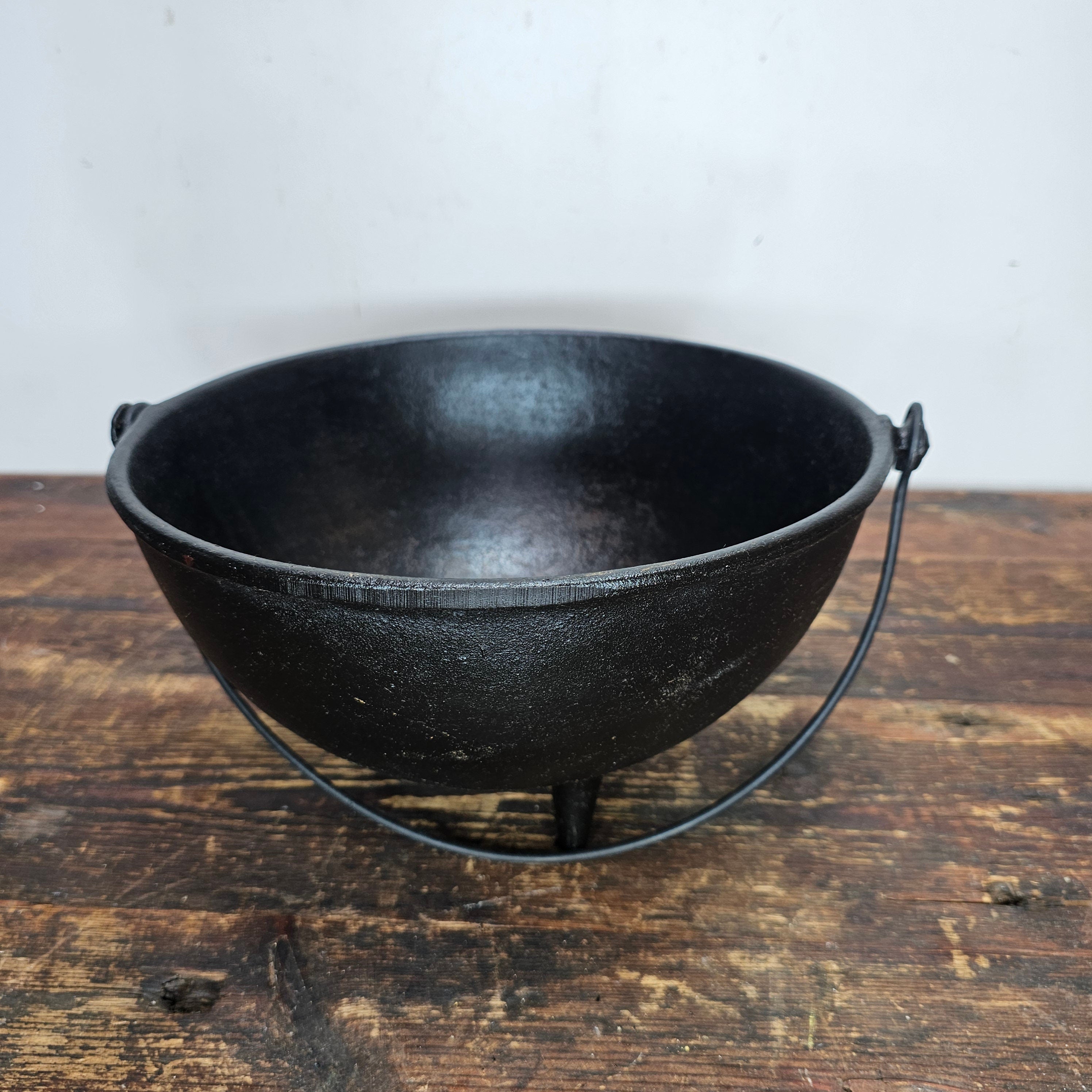 Cast Iron Pot Kettle Stew Beans Wood Burner Cowboy Bean Pot with 3 legs No.7