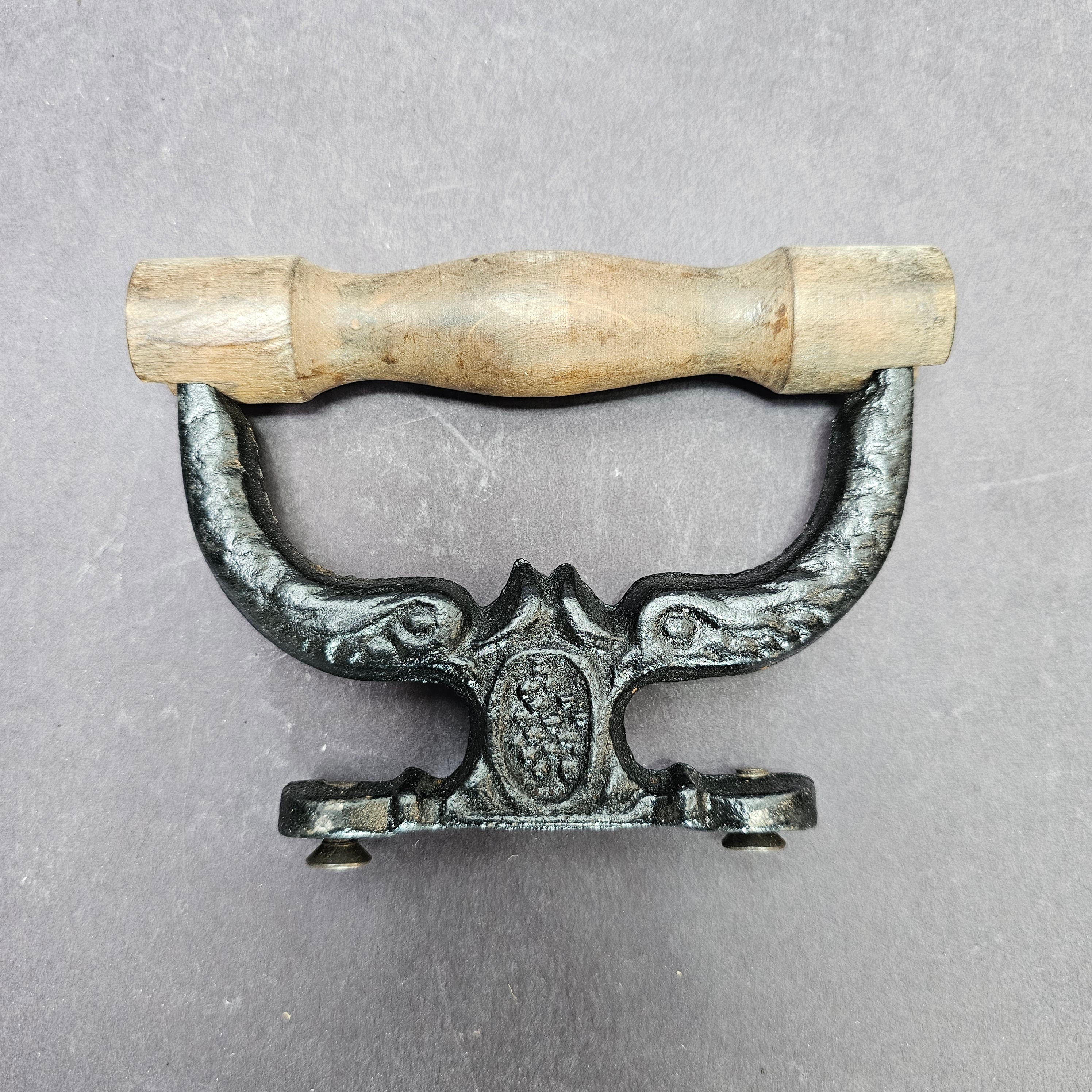Vintage Cast Iron Coal Iron With Wooden Handle Antikes Kohle-Bügeleisen