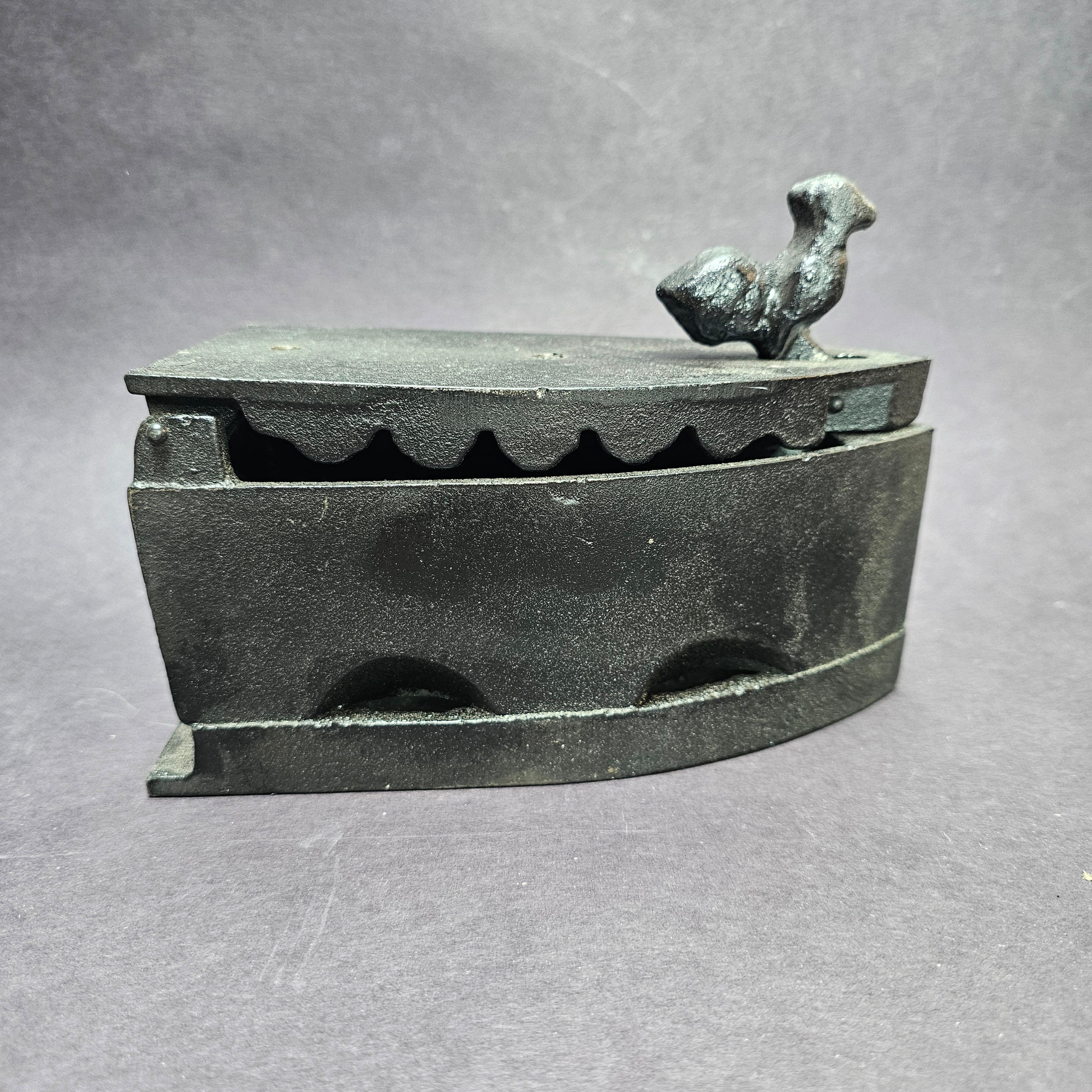 Vintage Cast Iron Coal Iron With Wooden Handle Antikes Kohle-Bügeleisen