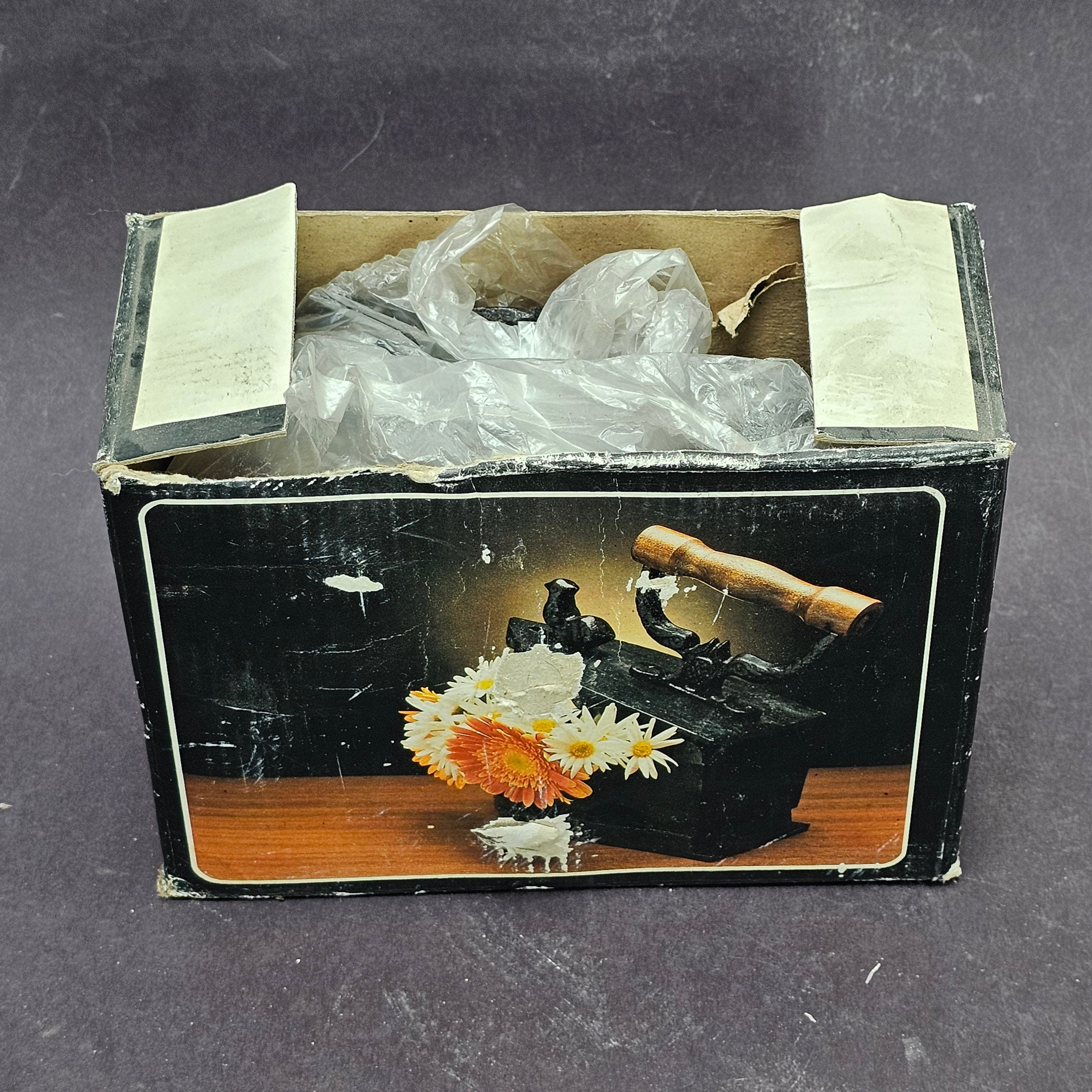 Vintage Cast Iron Coal Iron With Wooden Handle Antikes Kohle-Bügeleisen