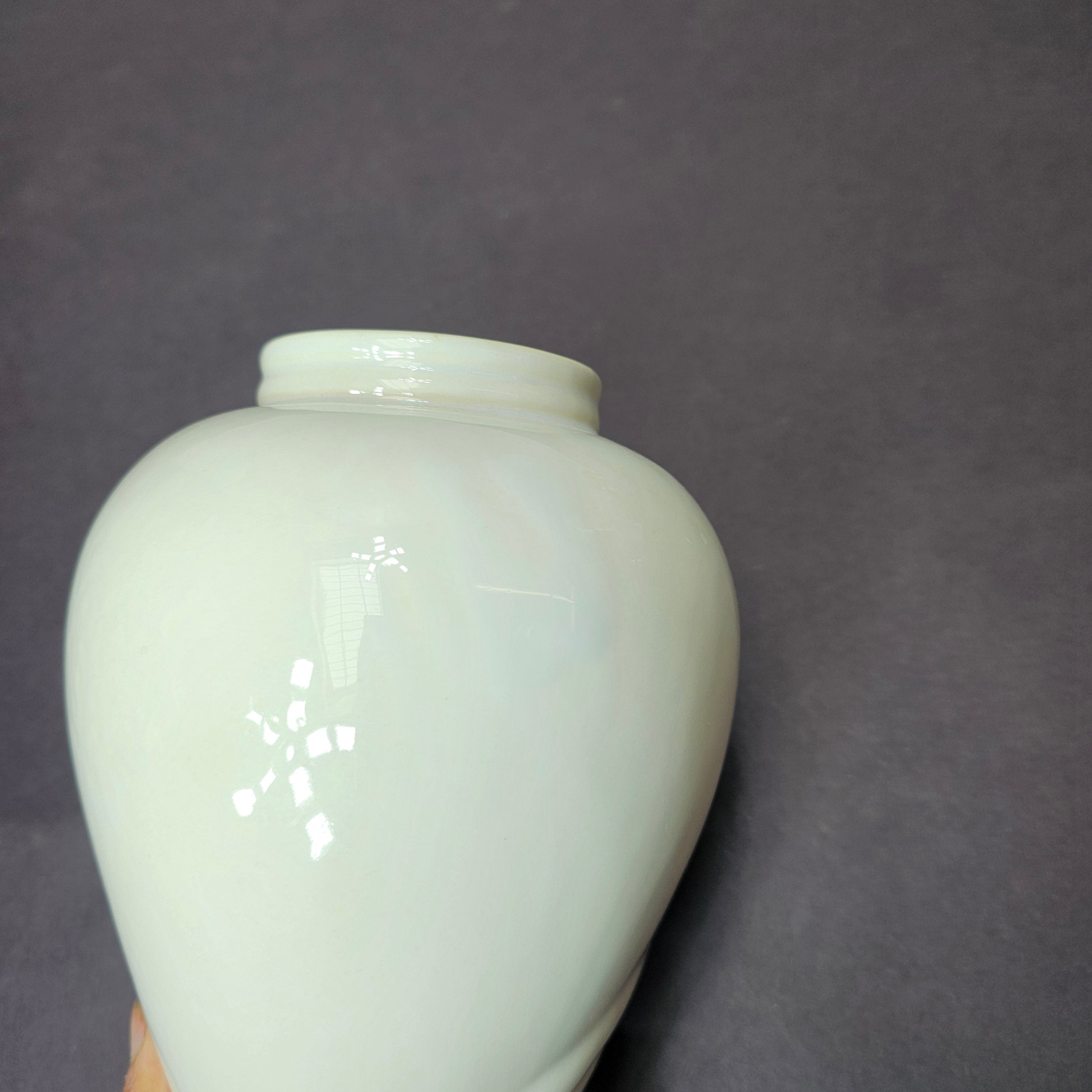 Vintage Haeger Pottery Streamline Swirl Vase 919-08 White Glaze