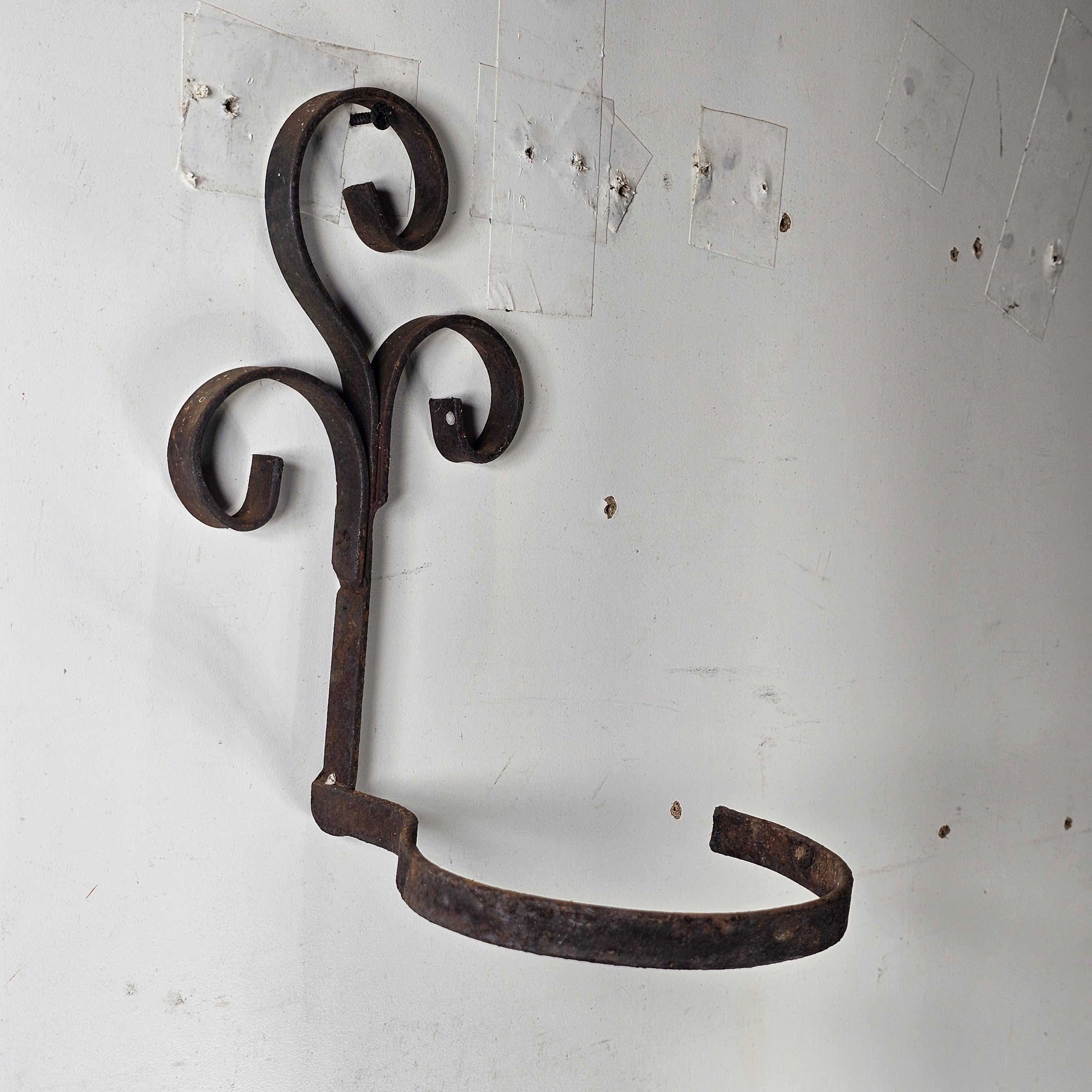 Single Pot Scroll Metal Wall Planter Rusty 8.75"H