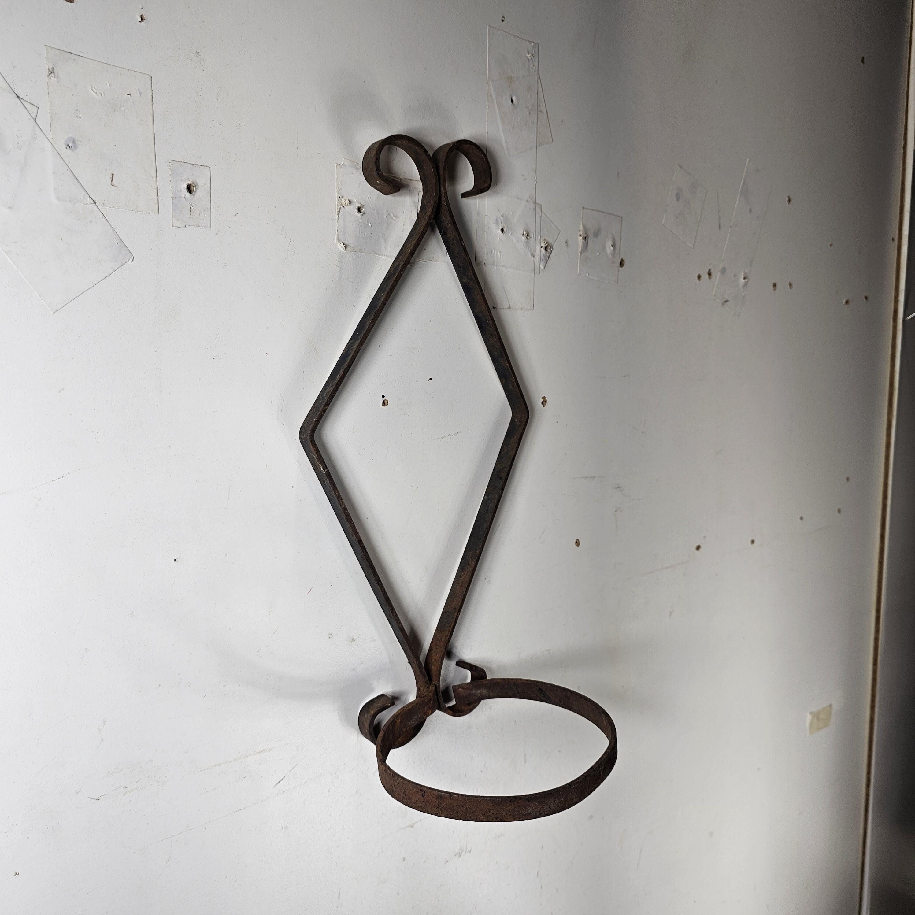 Single Pot Scroll Metal Wall Planter Rusty 14.5"H