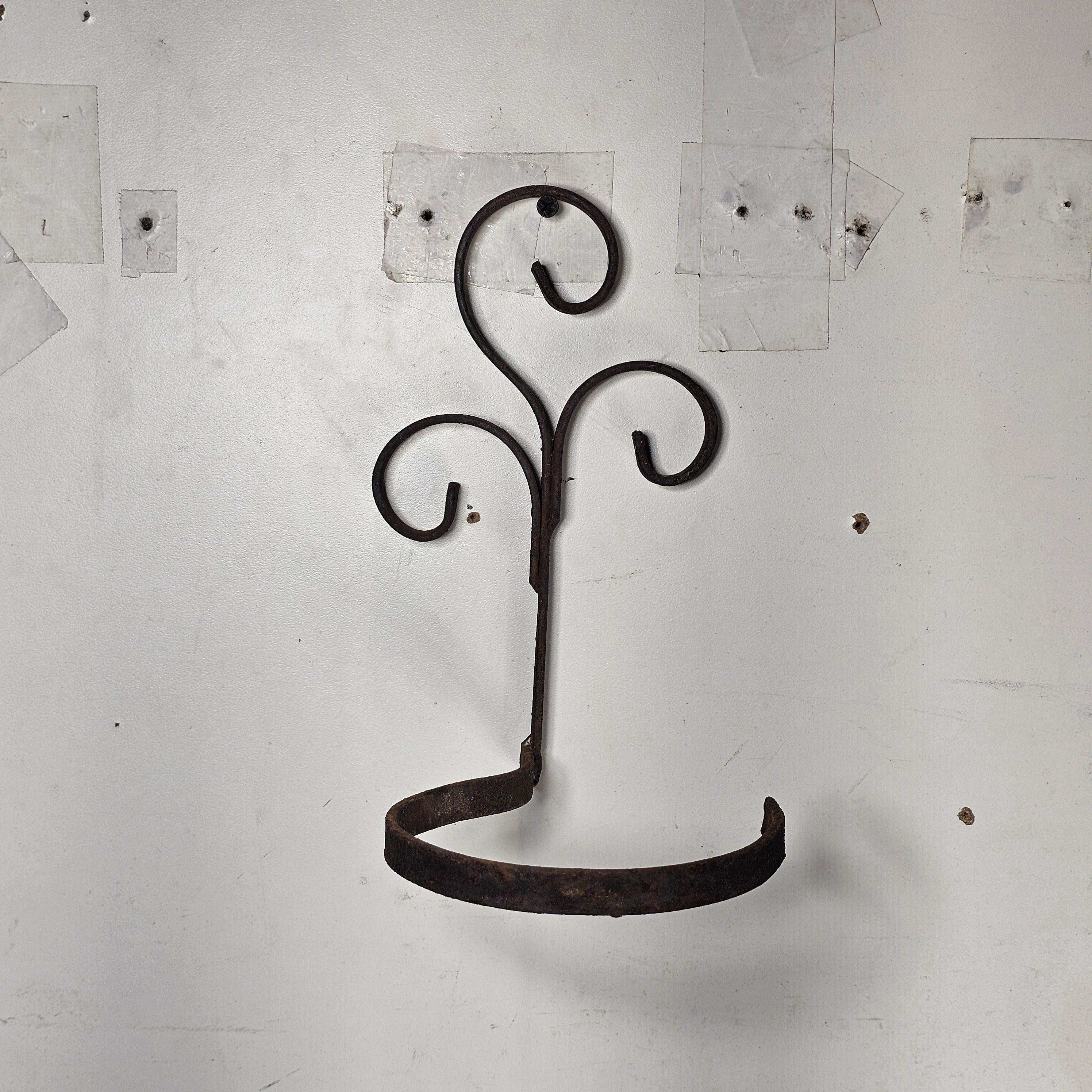 Single Pot Scroll Metal Wall Planter Rusty 8.75"H