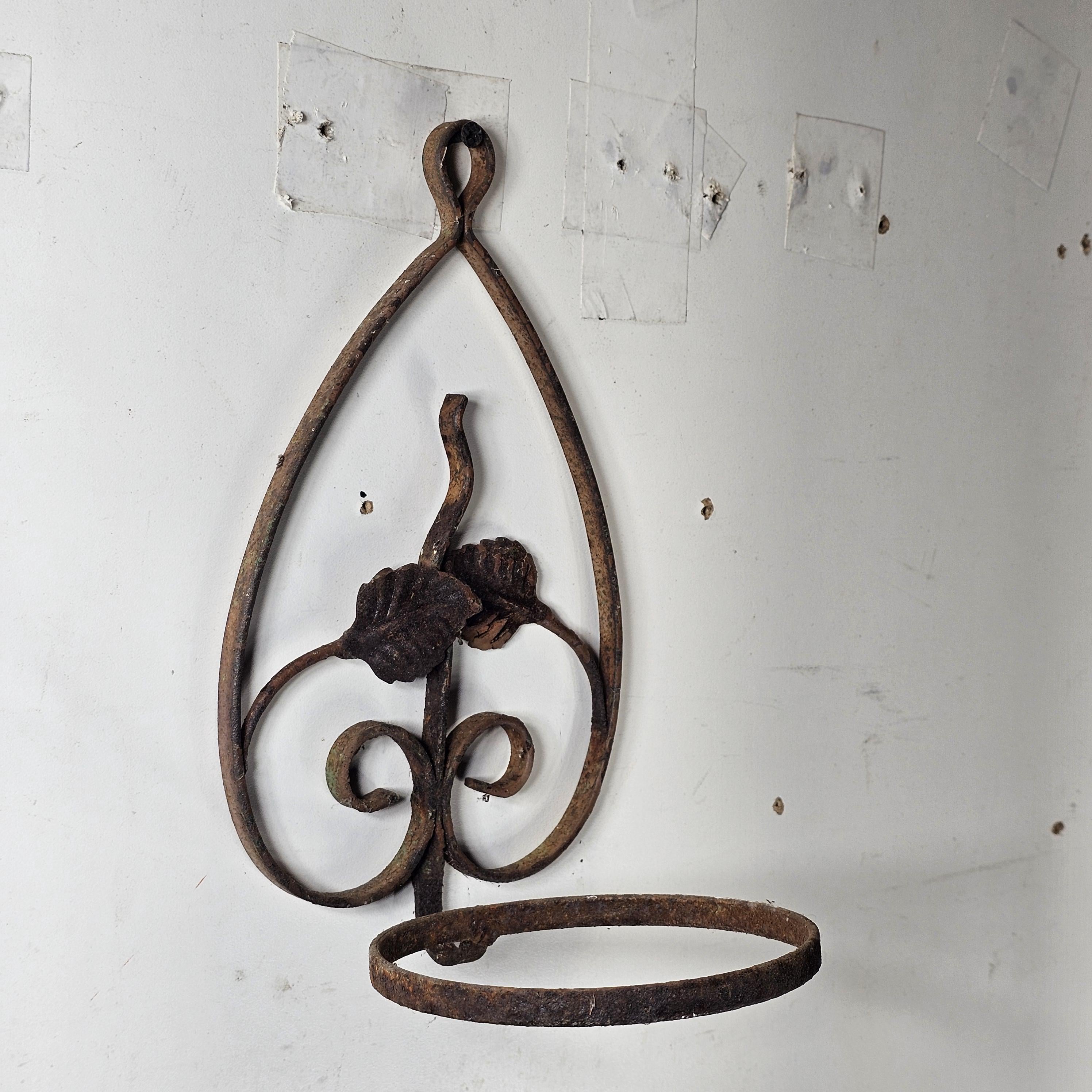 Single Pot Scroll Metal Wall Planter Rusty 10"H