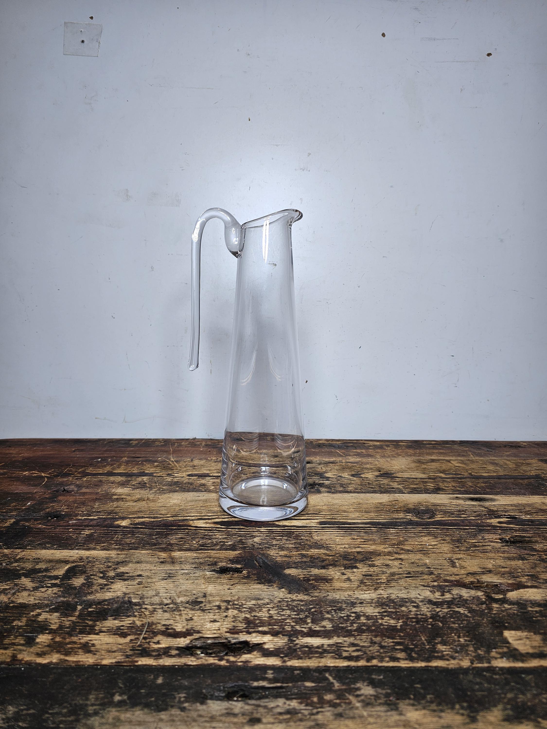 Modern Tapered Glass Pitcher with Top-Mounted Handle 2 Pint Capacity
