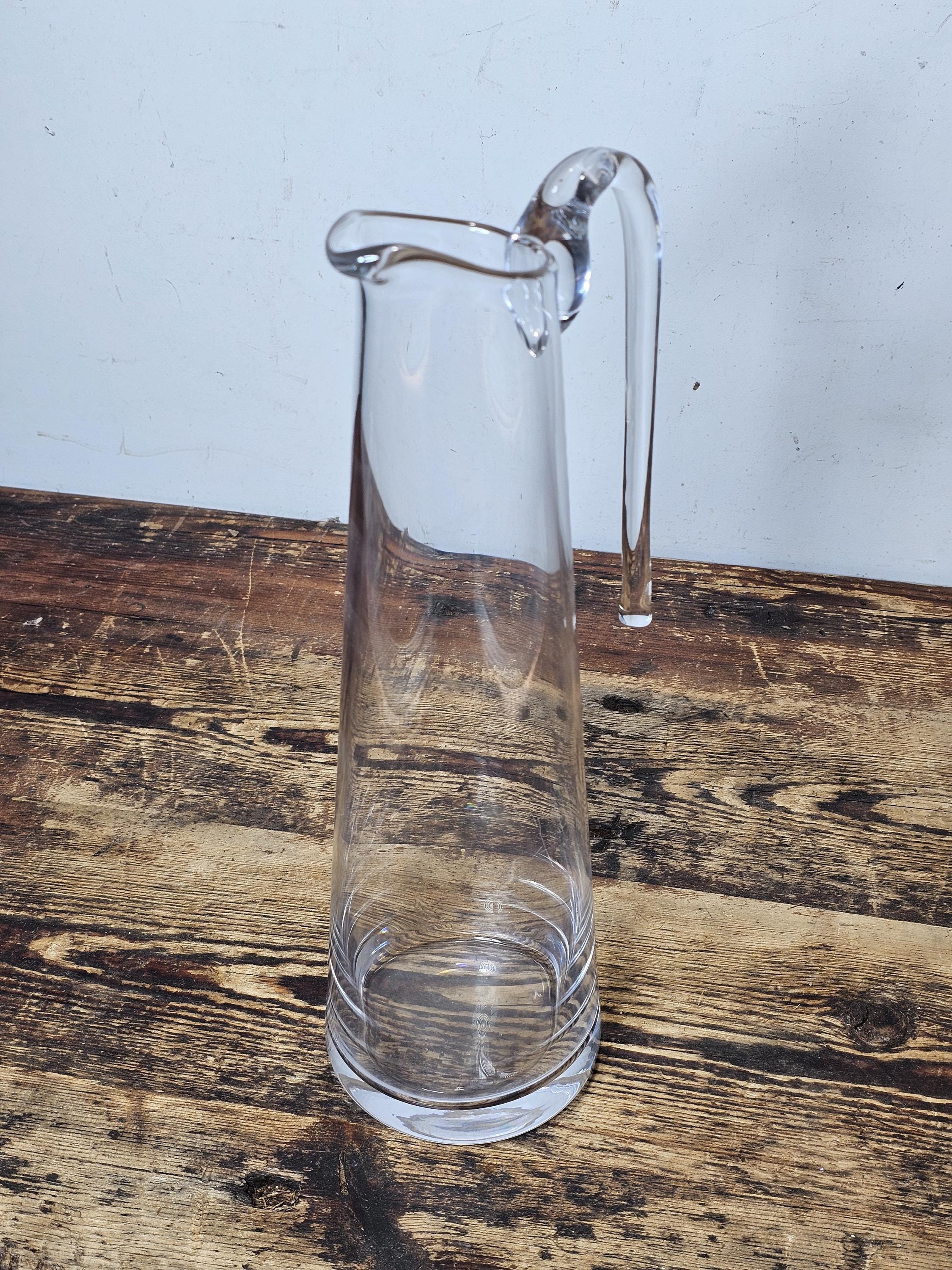 Modern Tapered Glass Pitcher with Top-Mounted Handle 2 Pint Capacity
