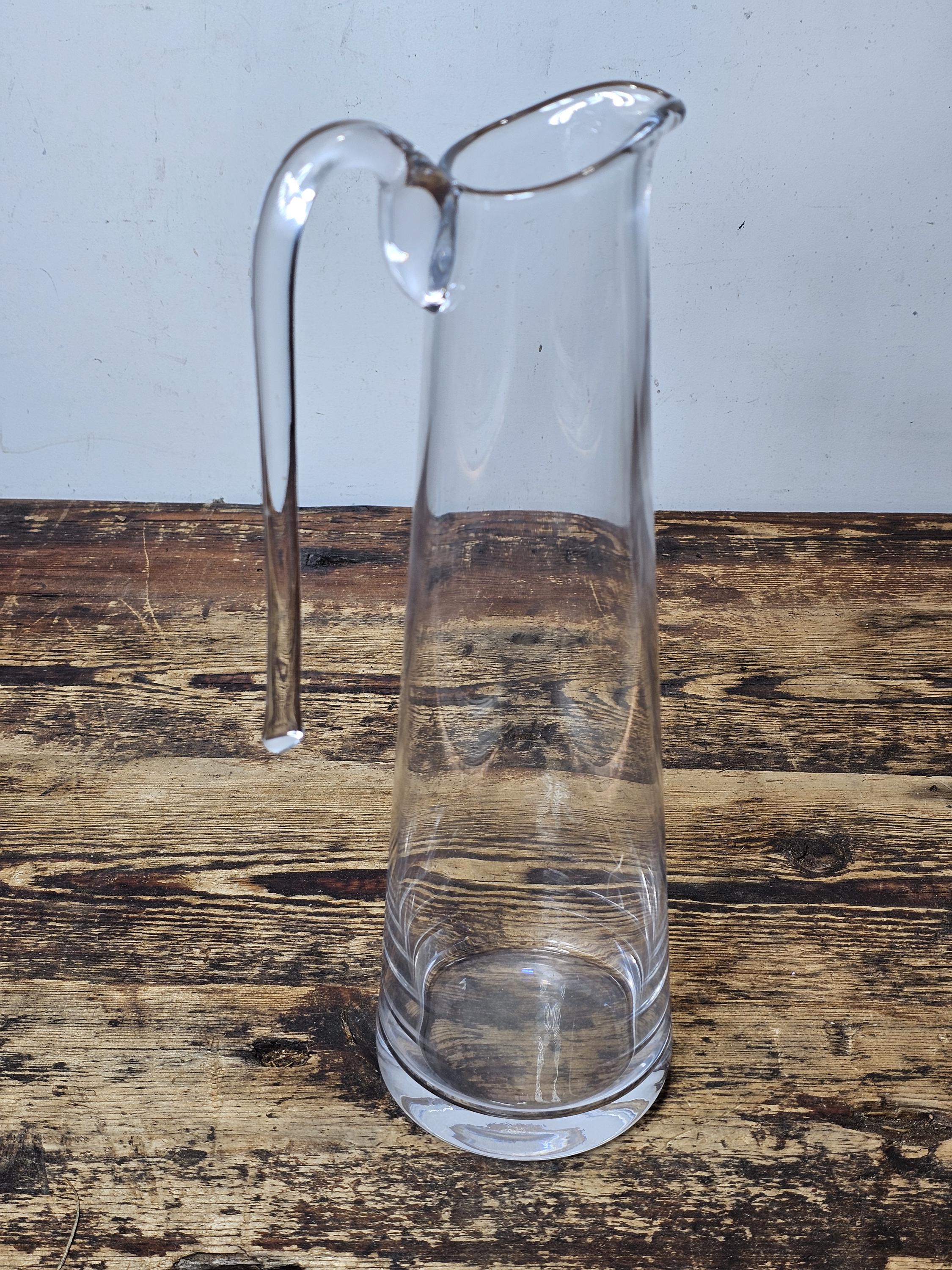 Modern Tapered Glass Pitcher with Top-Mounted Handle 2 Pint Capacity