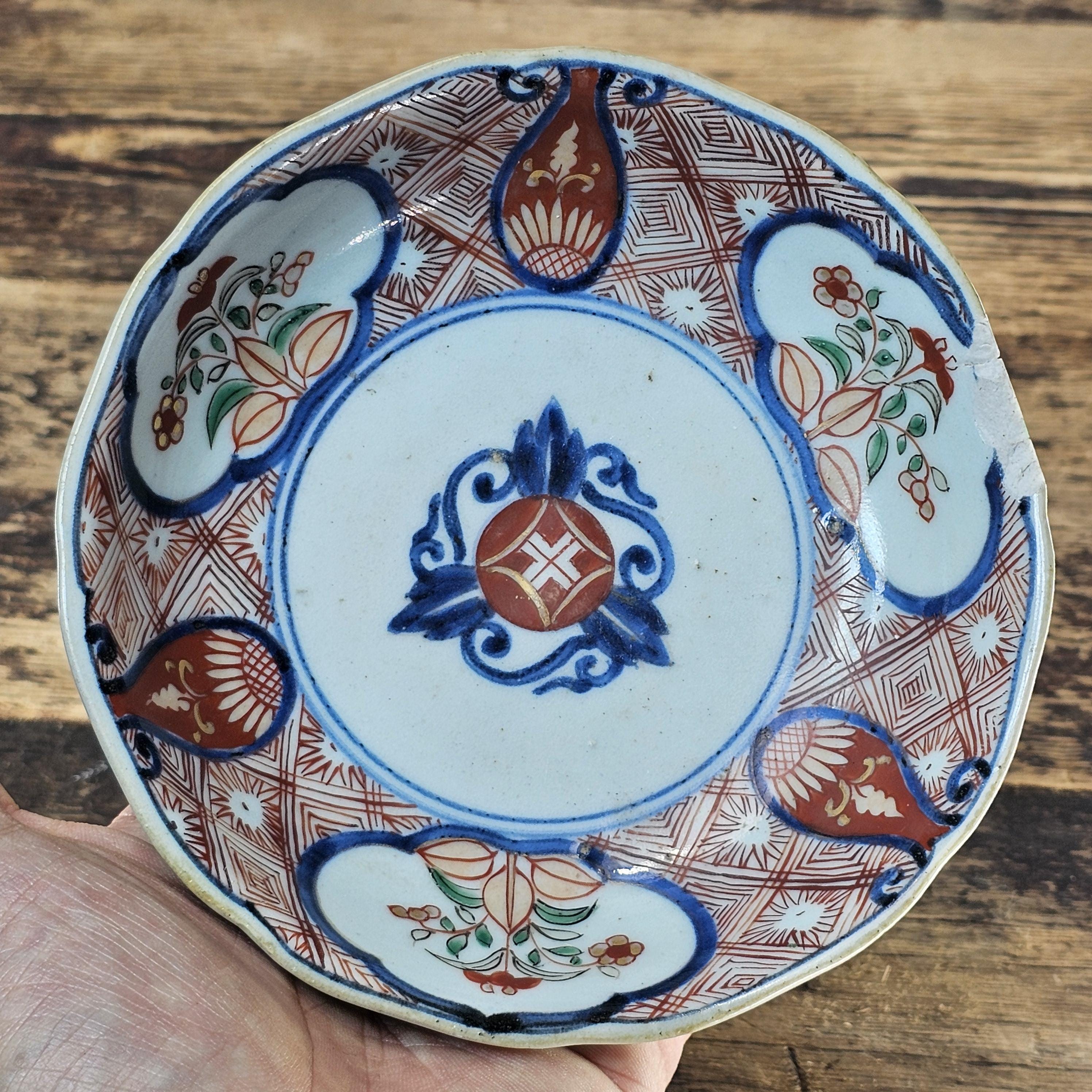 Antique Ko-Imari Kinrande Mukōzuke Bowl with Shimazu Family Crest Mid-Edo Period