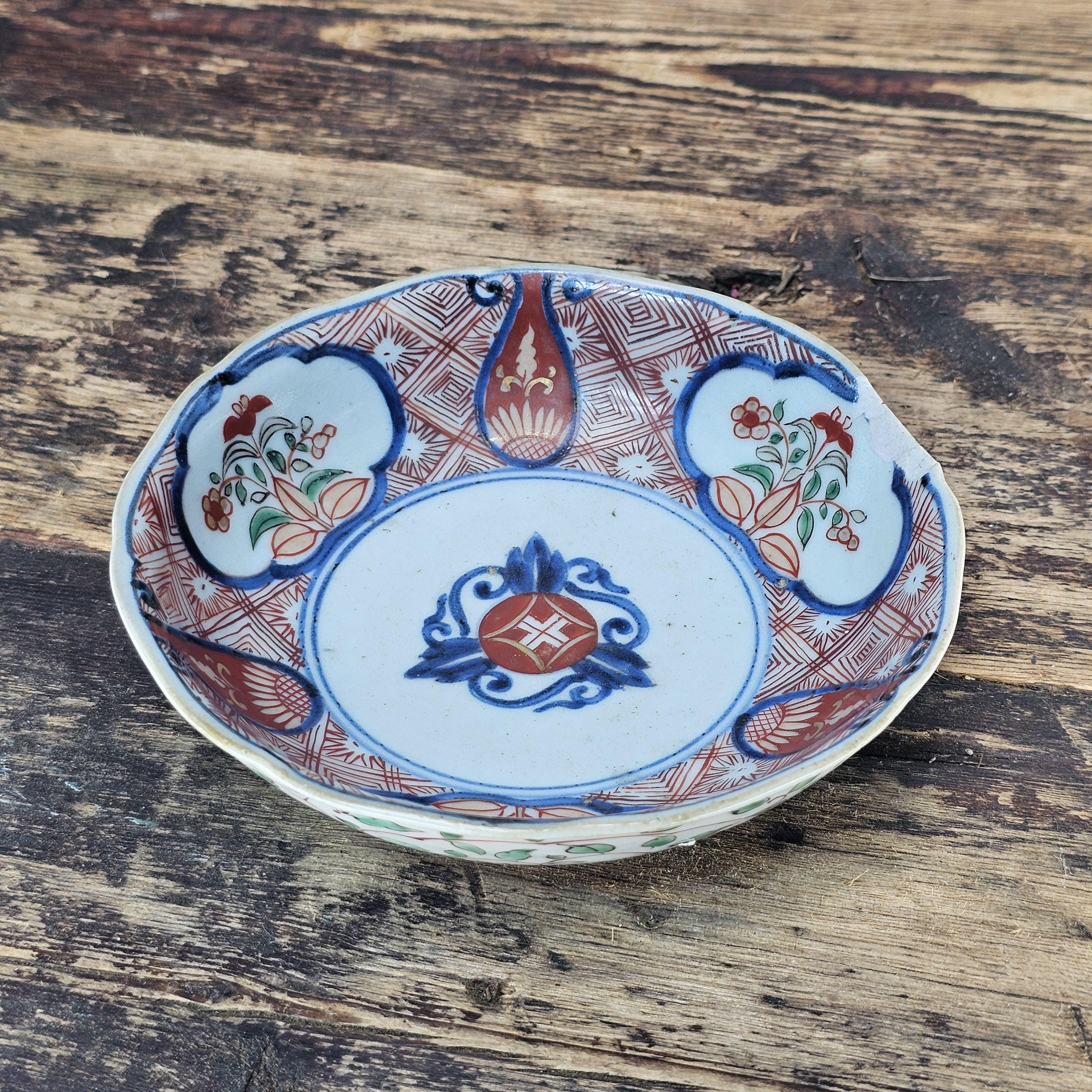 Antique Ko-Imari Kinrande Mukōzuke Bowl with Shimazu Family Crest Mid-Edo Period