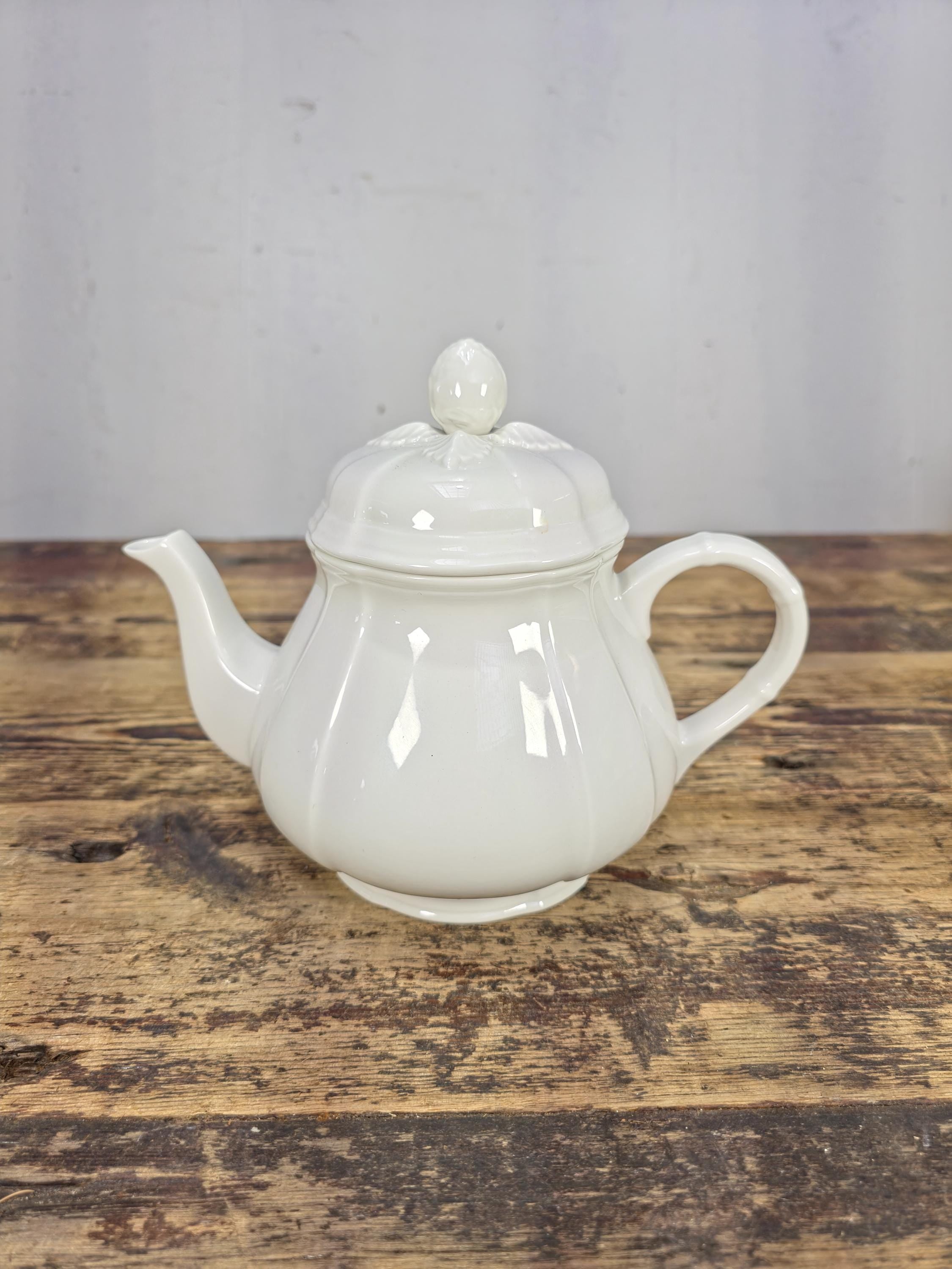 Villeroy & Boch Manoir Teapot and Lid 6 3/4 in, 4 CUP RND/FLAT