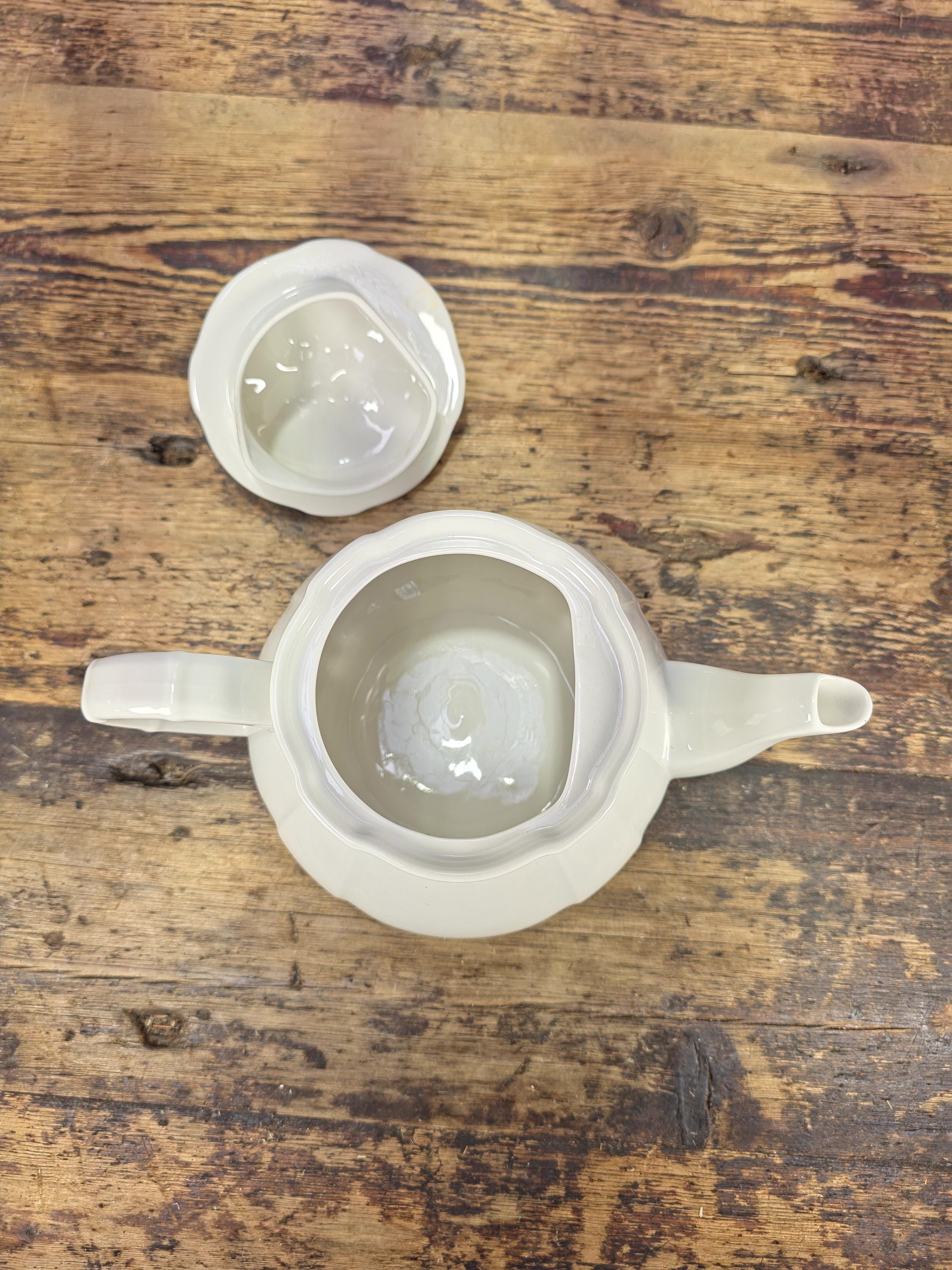 Villeroy & Boch Manoir Teapot and Lid 6 3/4 in, 4 CUP RND/FLAT