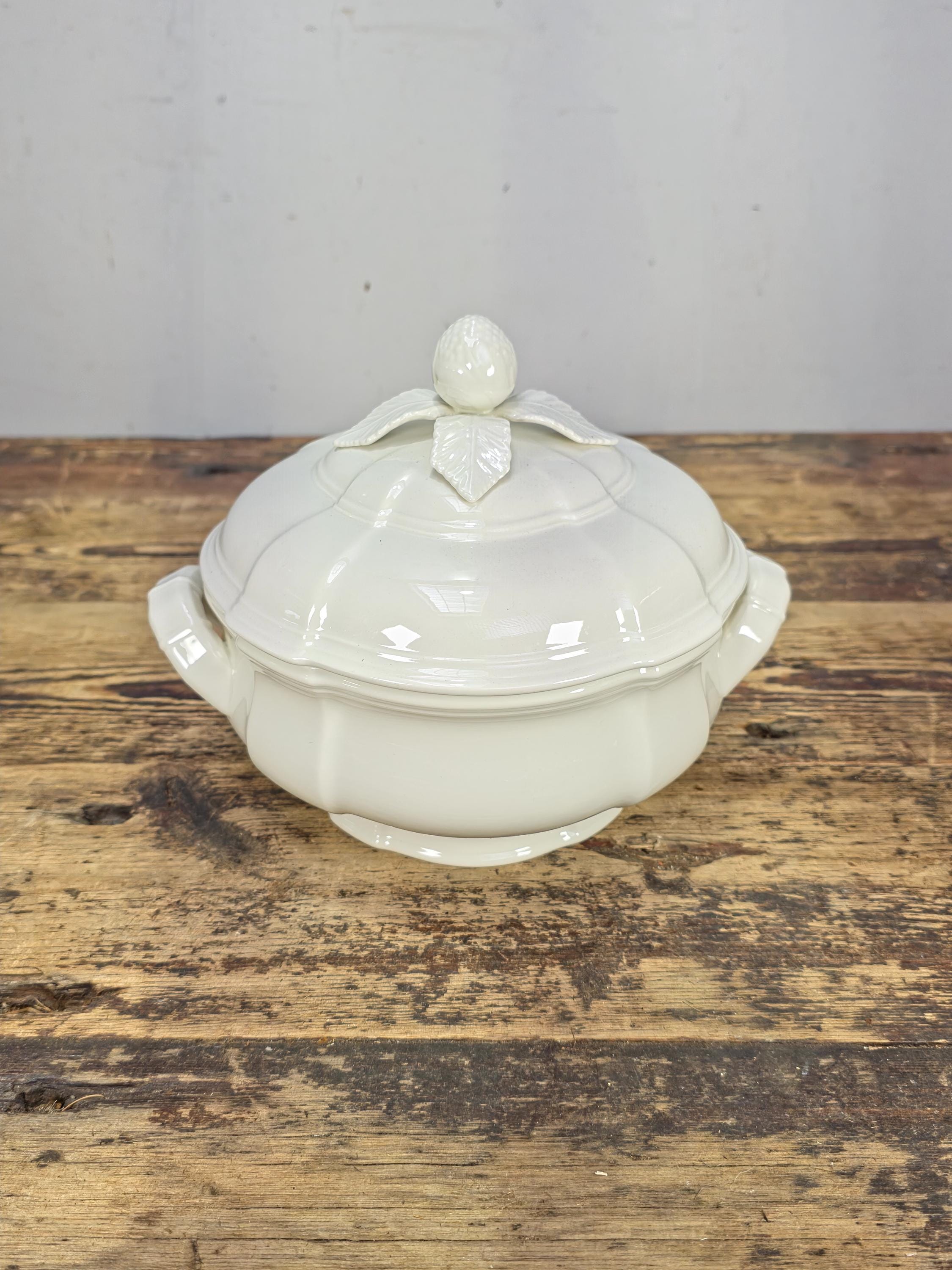 Villeroy & Boch Manoir Round Covered Vegetable 7.5"