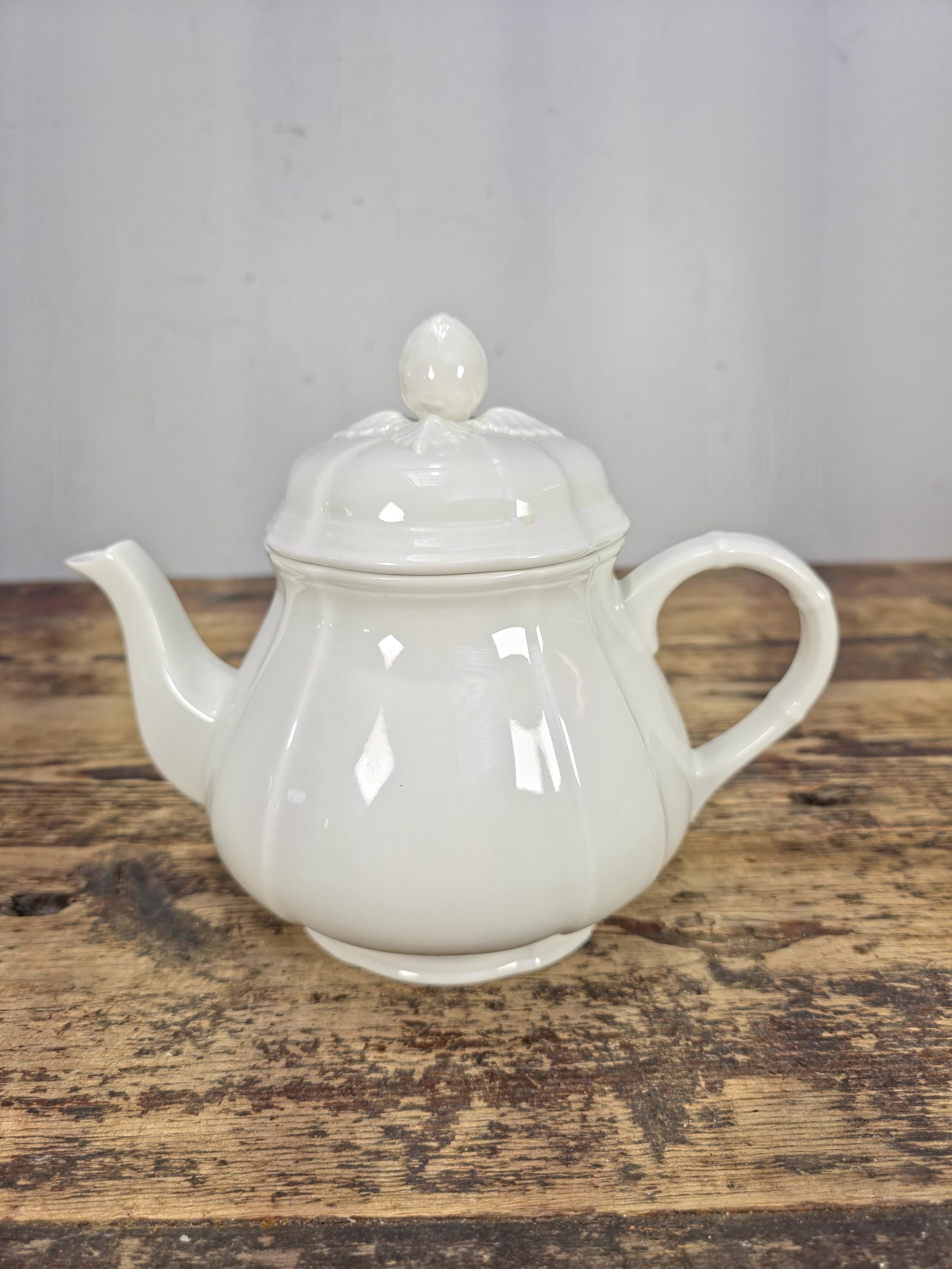 Villeroy & Boch Manoir Teapot and Lid 6 3/4 in, 4 CUP RND/FLAT