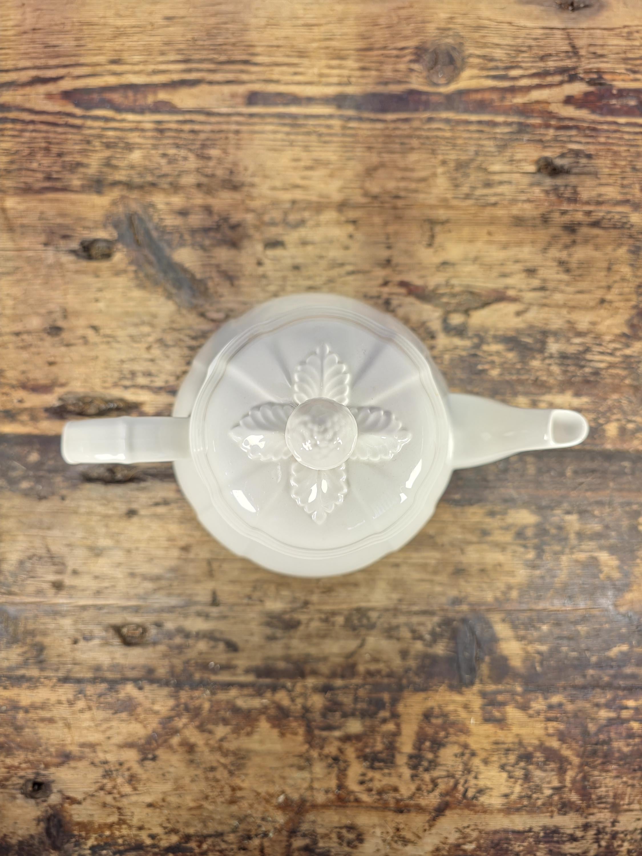 Villeroy & Boch Manoir Teapot and Lid 6 3/4 in, 4 CUP RND/FLAT