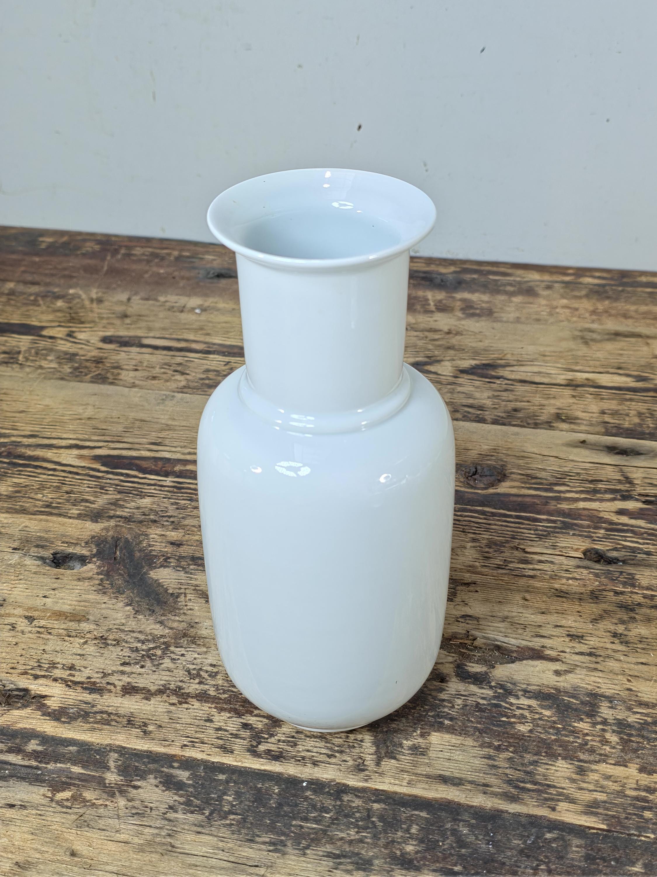 Thomas Germany “Nelkenvase” White Porcelain Vase – 1 L (1970s–80s)