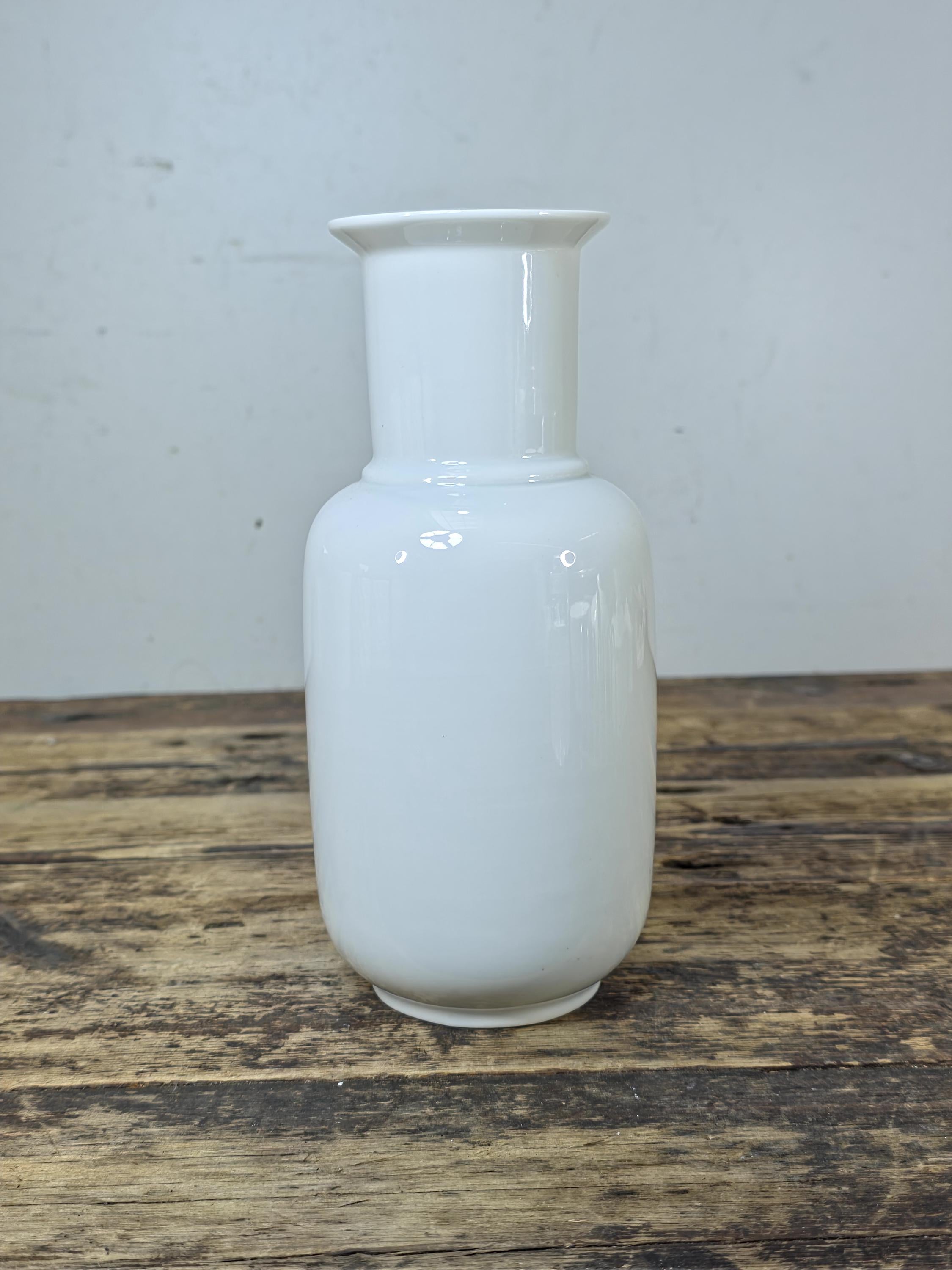 Thomas Germany “Nelkenvase” White Porcelain Vase – 1 L (1970s–80s)