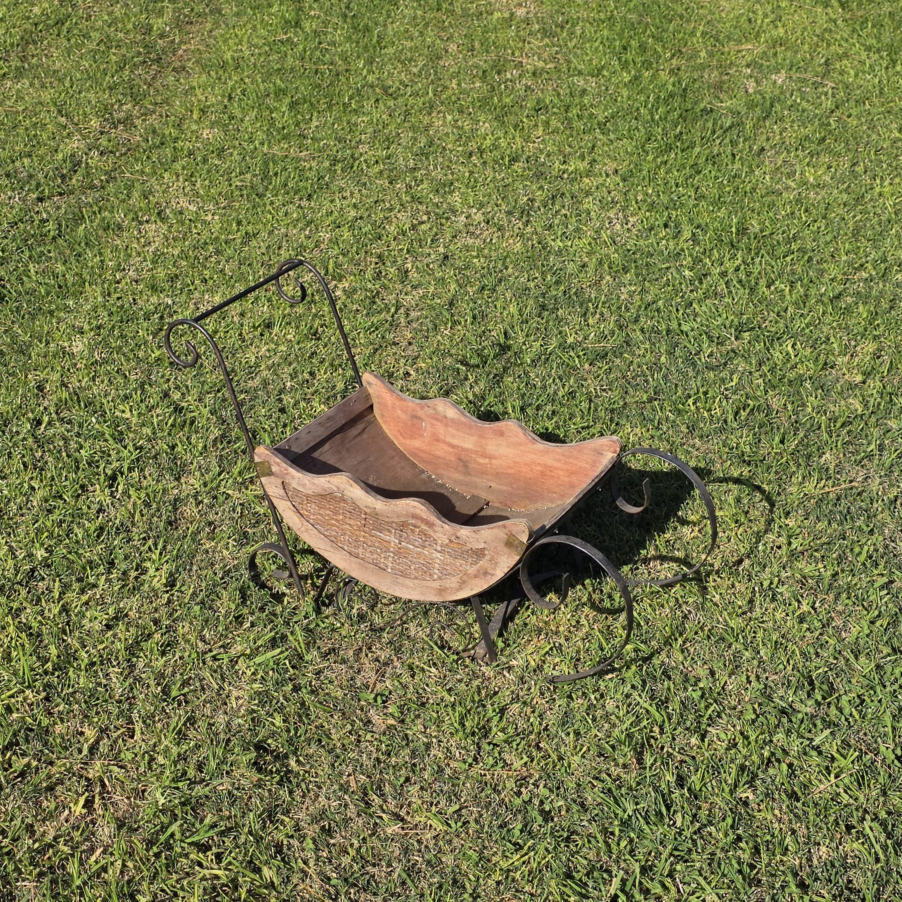Vintage-Style Iron & Wood Sleigh Planter – Rustic Garden Decoration