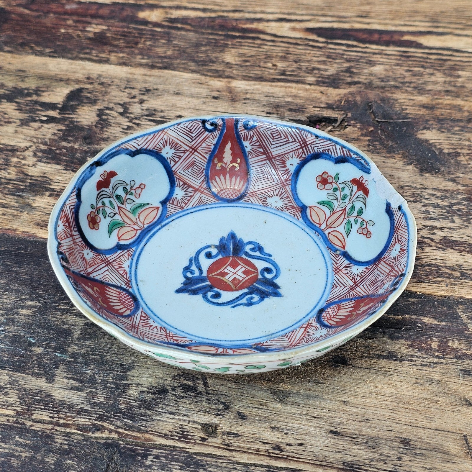 Antique Ko-Imari Kinrande Mukōzuke Bowl with Shimazu Family Crest Mid-Edo Period