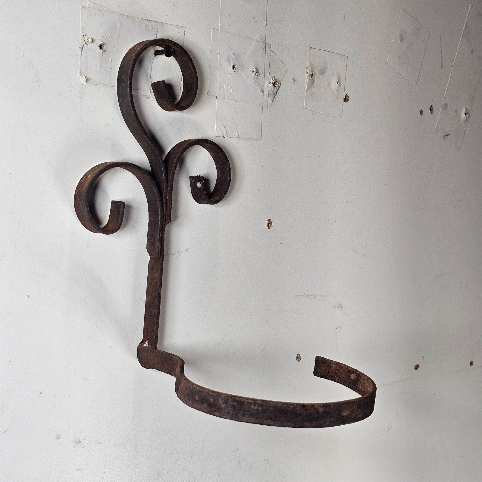 Single Pot Scroll Metal Wall Planter Rusty 8.75"H