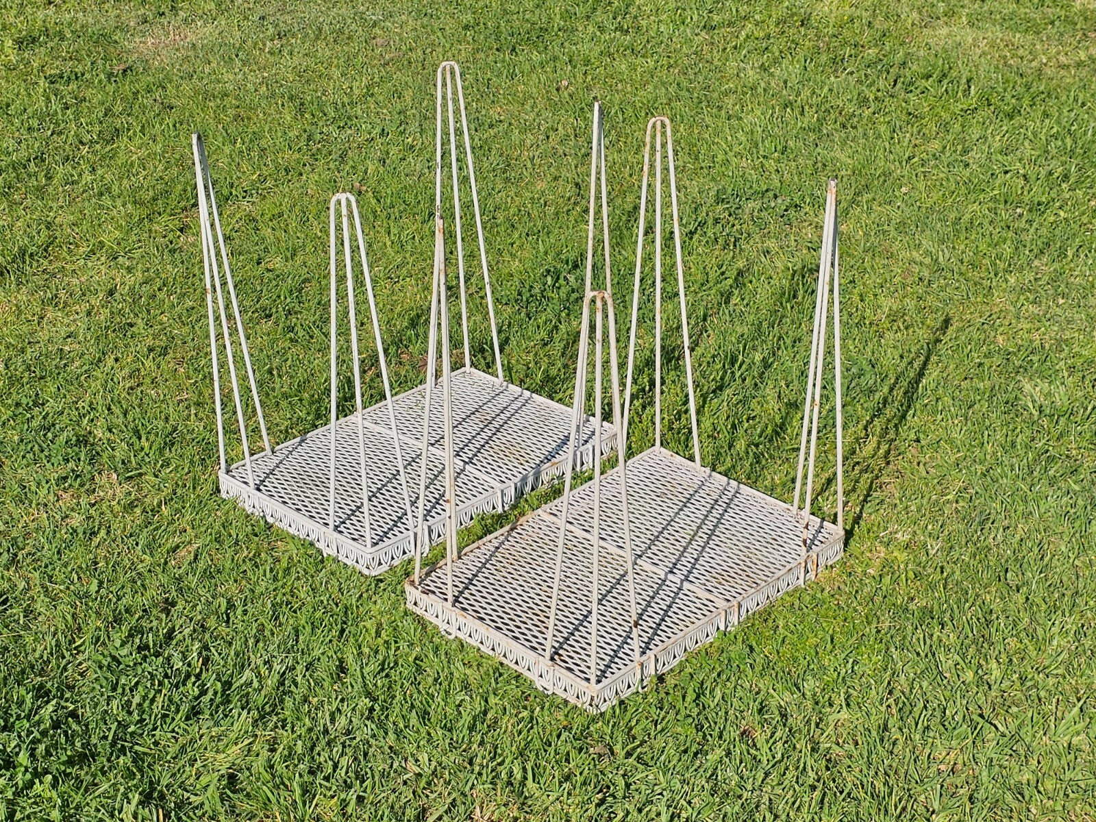 Mid-Century White Gothic Arch Metal Patio Table/Plant Stand Set - Hairpin Legs