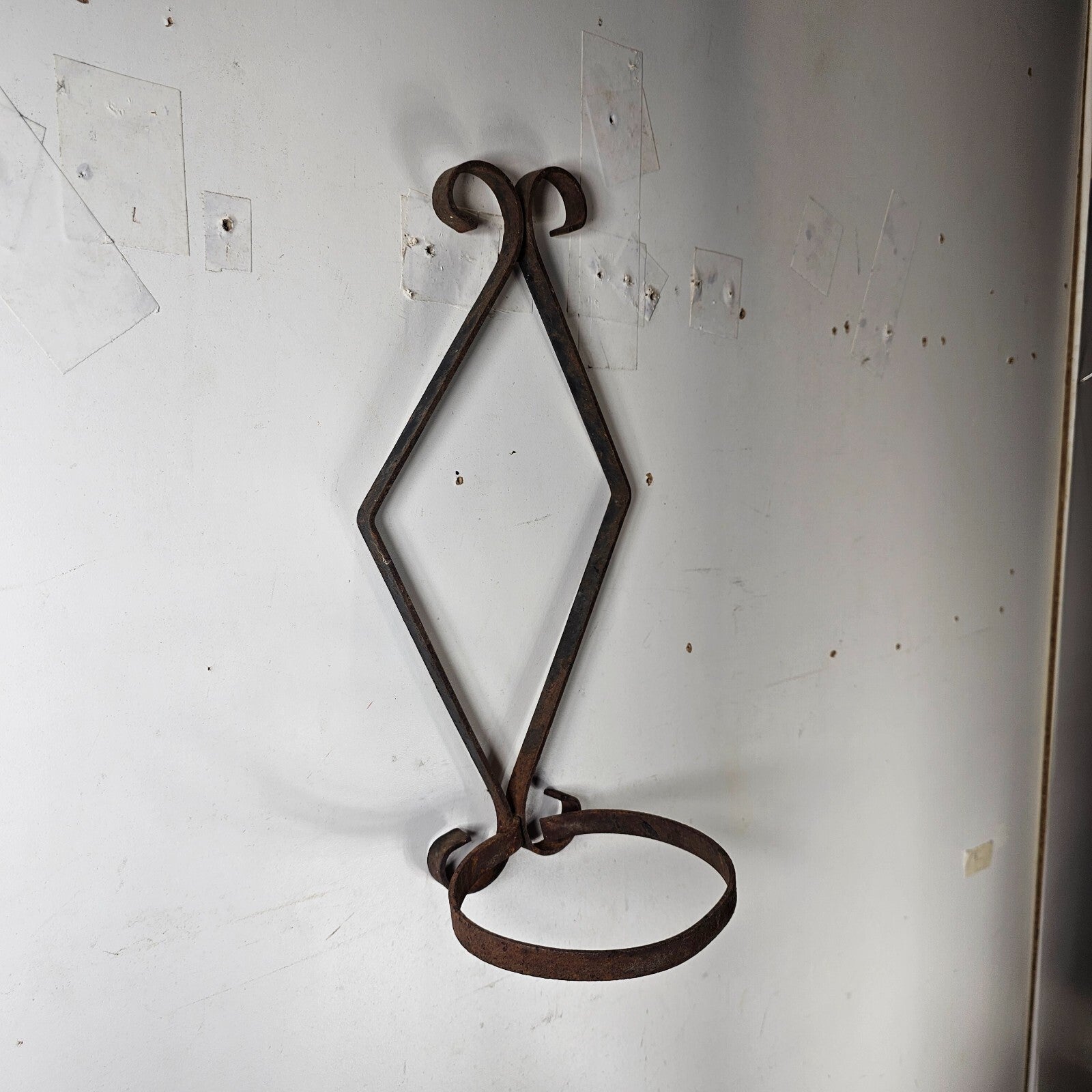 Single Pot Scroll Metal Wall Planter Rusty 14.5"H