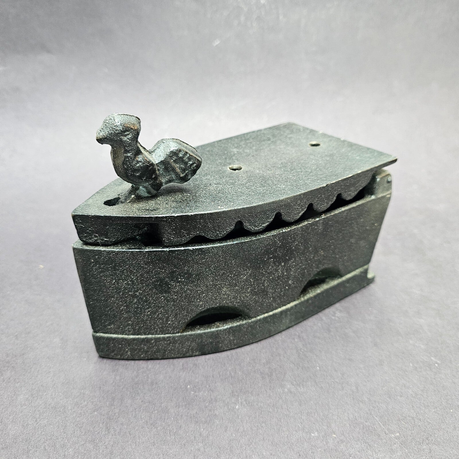Vintage Cast Iron Coal Iron With Wooden Handle Antikes Kohle-Bügeleisen