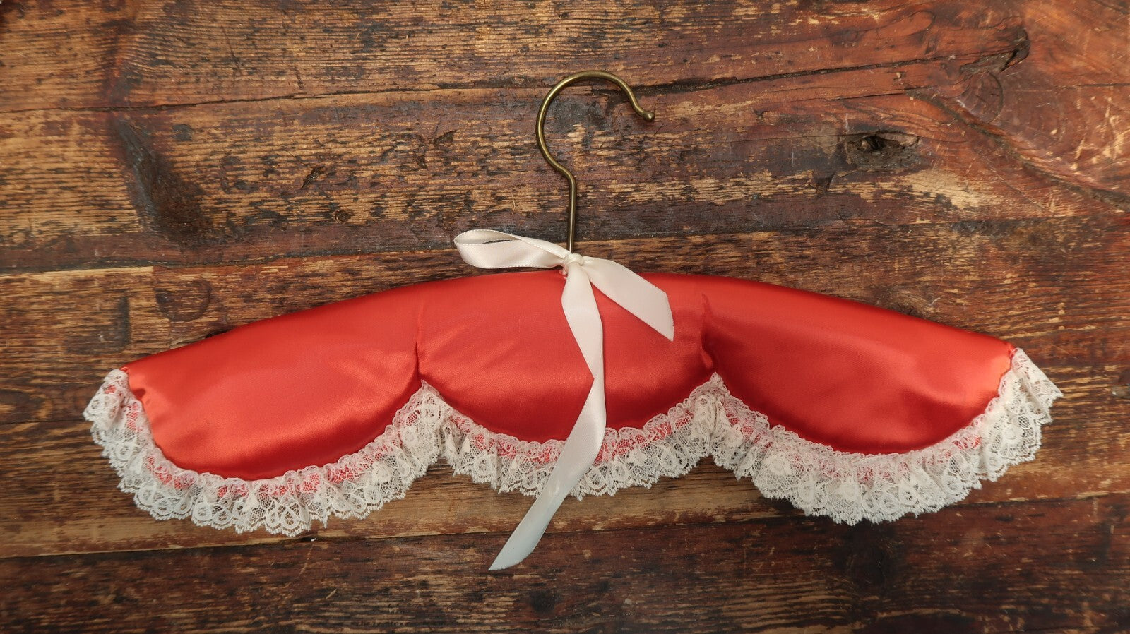 Set of 4 Vintage Red Satin Padded Hangers With Ruffled Lace (B)