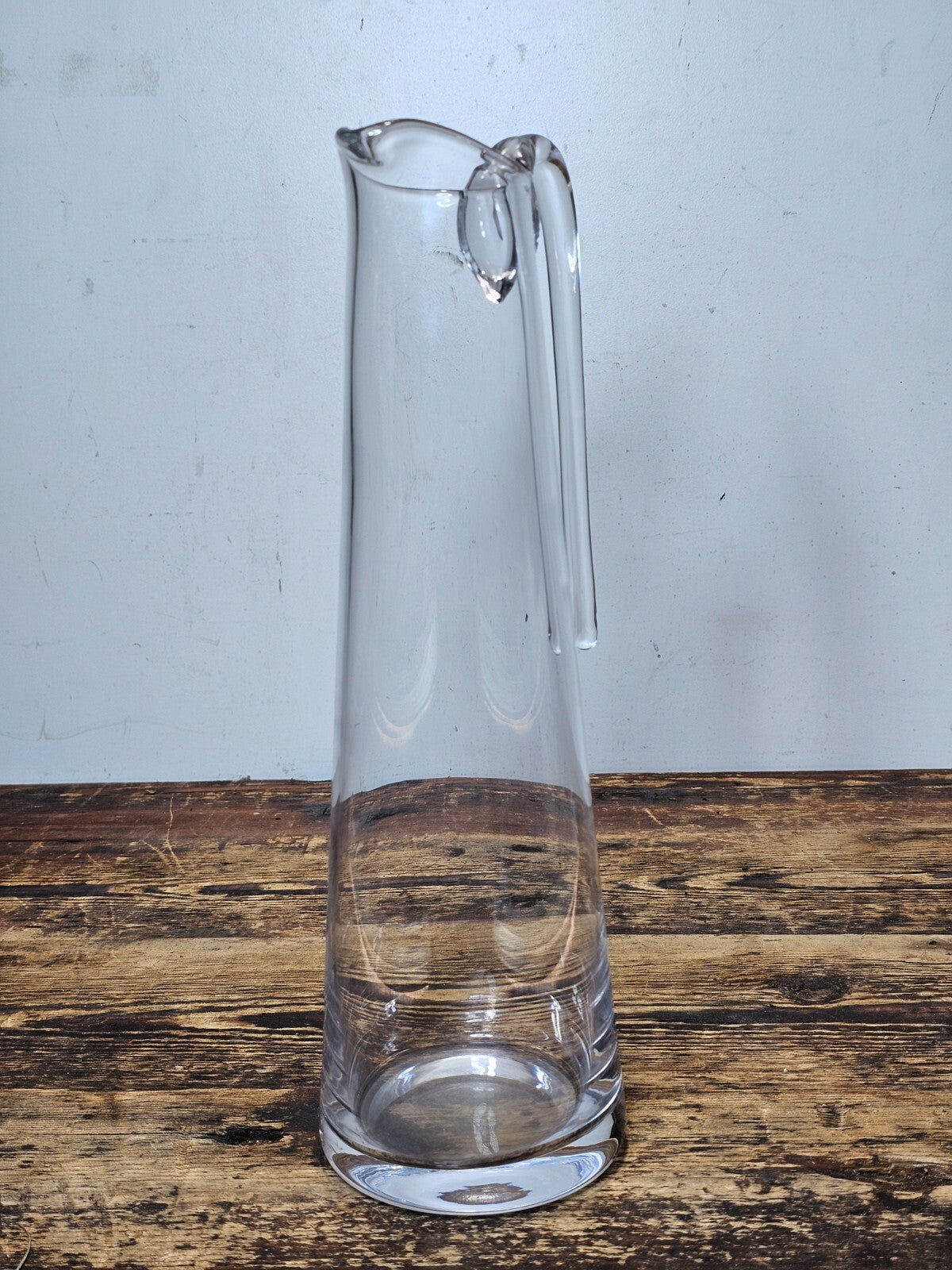 Modern Tapered Glass Pitcher with Top-Mounted Handle 2 Pint Capacity